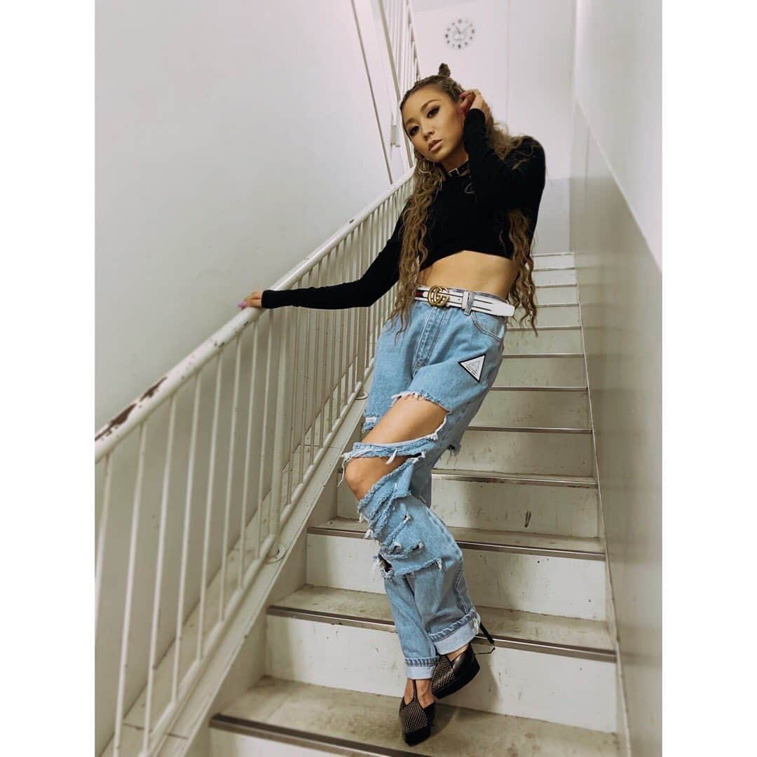 倖田來未さんのインスタグラム写真 - (倖田來未Instagram)「「PONY STONE × KODA KUMI CUTOUT JEANS」﻿ ﻿ こちらは、皆さんが着てくれた時に短すぎ問題を懸念して、少し長めに作りました！笑笑 ﻿ それでも短いという方はぜひ、ツアーの時に私が履いていたバイカーパンツ、通称短いレギンスを中に見せる感じで履いてもかわいーとおもいます！！﻿ ﻿ こんな破れてるデニムパンツは、ここだけです！笑笑﻿ スニーカーでもパンプスでもきゃわたんになれるデニム！！です！﻿ ﻿ なんだか夢のコラボやのに、ネームコラボしているオリジナルラベルもついてます！！﻿ ﻿ #ponystone #倖田來未 #コラボ #CUTOUTJEANS #大好きなブランド #オーンリーワン #お洒落 #ファッション #Mサイズ着用 #kodakumi」12月11日 20時34分 - kodakumi_official