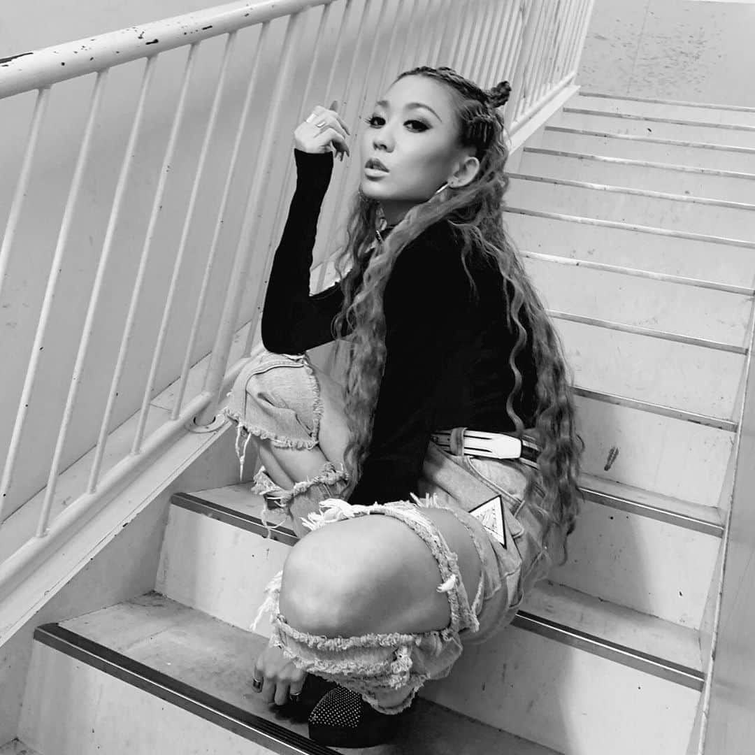 倖田來未さんのインスタグラム写真 倖田來未instagram Pony Stone Koda Kumi Cutout Jeans こちらは 皆さんが着てくれた時に短すぎ問題を懸念して 少し長めに作りました 笑笑 それでも短いという方はぜひ ツアーの時に私が履いていたバイカーパンツ