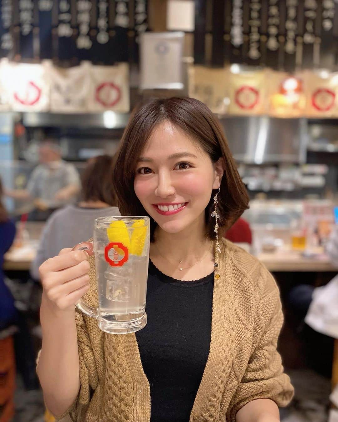 石井里奈さんのインスタグラム写真 - (石井里奈Instagram)「こんばんは😊💕 . 今夜は里奈ログ🤤🤤 目黒で福岡旅行に来た気分を味わえる大好きなお店、博多劇場🙆‍♀️🍻 . ここ、安くて美味しくて福岡名物の料理を沢山食べれる私の行きつけ❤️特にここの塩レモンサワーがさっぱりして大好き❤笑 . 特におすすめ料理はチキンカツ😳最初山盛りキャベツかと思いきや、中に温玉とチキンカツが埋まっているのだ！（宝探し感🥺✨✨） . コーデは仕事終わりのカジュアルコーデ💕　@fika._official のカーデが網目が可愛くてお気に入り🥺✨ . あと最近ね @bloom_official_jp のエメラルドのネックレスを重ね漬けしてクリスマス感をプラス🎄綺麗なグリーンが新鮮でお気に入りなのだ☺️手持ちのネックレスと重ね付けするのもおすすめ☺️ 最近毎日つけてるのでまた紹介するね💕 . 今日もお疲れ様でした❤️ . #屋台 #屋台グルメ #中州 #福岡旅行 #目黒 #目黒グルメ #ご当地グルメ #明太子 #チキンカツ #肉 #肉好き #焼肉　#yakiniku #fica #fica_official #フィーカ #フィーカコーデ #カジュアルコーデ #博多 #博多グルメ #福岡 #福岡グルメ #福岡旅行 #fukuoka #りなまるグルメ #居酒屋 #ハイボール #乾杯 #bloom #ブルーム」12月11日 20時27分 - ri7tin1025