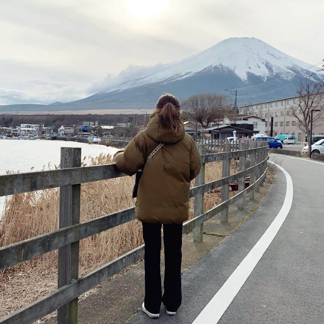 shino_430さんのインスタグラム写真 - (shino_430Instagram)「＿＿＿𓇢 . . もうお正月みたいな写真⛰笑 . 山中湖寒くて、ダウン持ってきて良かった☕︎♡ . . ダウン/パンツ @laulen_official . バッグ @thenorthface.purplelabel . . . #laulen_official#thenorthface#purplelabel#converse#fashion#ootd#coordinate#ダウンジャケット#冬コーデ#コンバース#シンプルコーデ#低身長コーデ#154cm#大人カジュアル」12月11日 20時30分 - shino_430