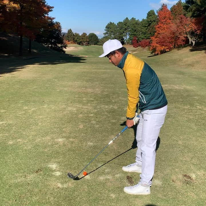 横山雄哉のインスタグラム：「渾身のショット⛳️ 人のクラブ乱用。 ファーの嵐。 だいぶ前の納会ゴルフ。 ヤマト運輸の制服。  #高橋遥人 #ブービー賞」