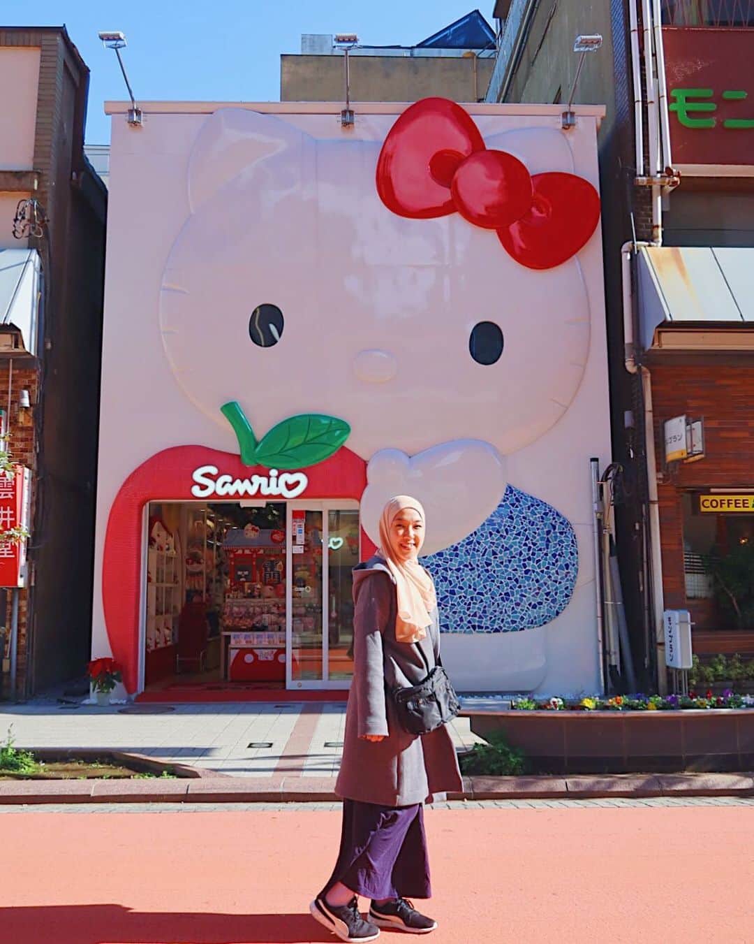Risa Mizunoのインスタグラム：「Do you know there is a Mega Hello Kitty store in Asakusa? 🎀  I found this super cute shop when I visited Asakusa last time and it says newly opened last April❤️ There is always something new to find. Never gets enough to explore Tokyo! 📍Sanrio Gift Gate Asakusa 1-17-5 Asakusa Taito-Ku, Tokyo  #japanesemuslim #japanesemuslimah #muslim #muslimah #japan #tokyo #shinjuku #japanese #muslimahtokyo #hijab #travel #japantrip #tokyotrip #traveljapan #japanlife #🇲🇾 #🇯🇵 #asakusa #hellokitty #sanrio」