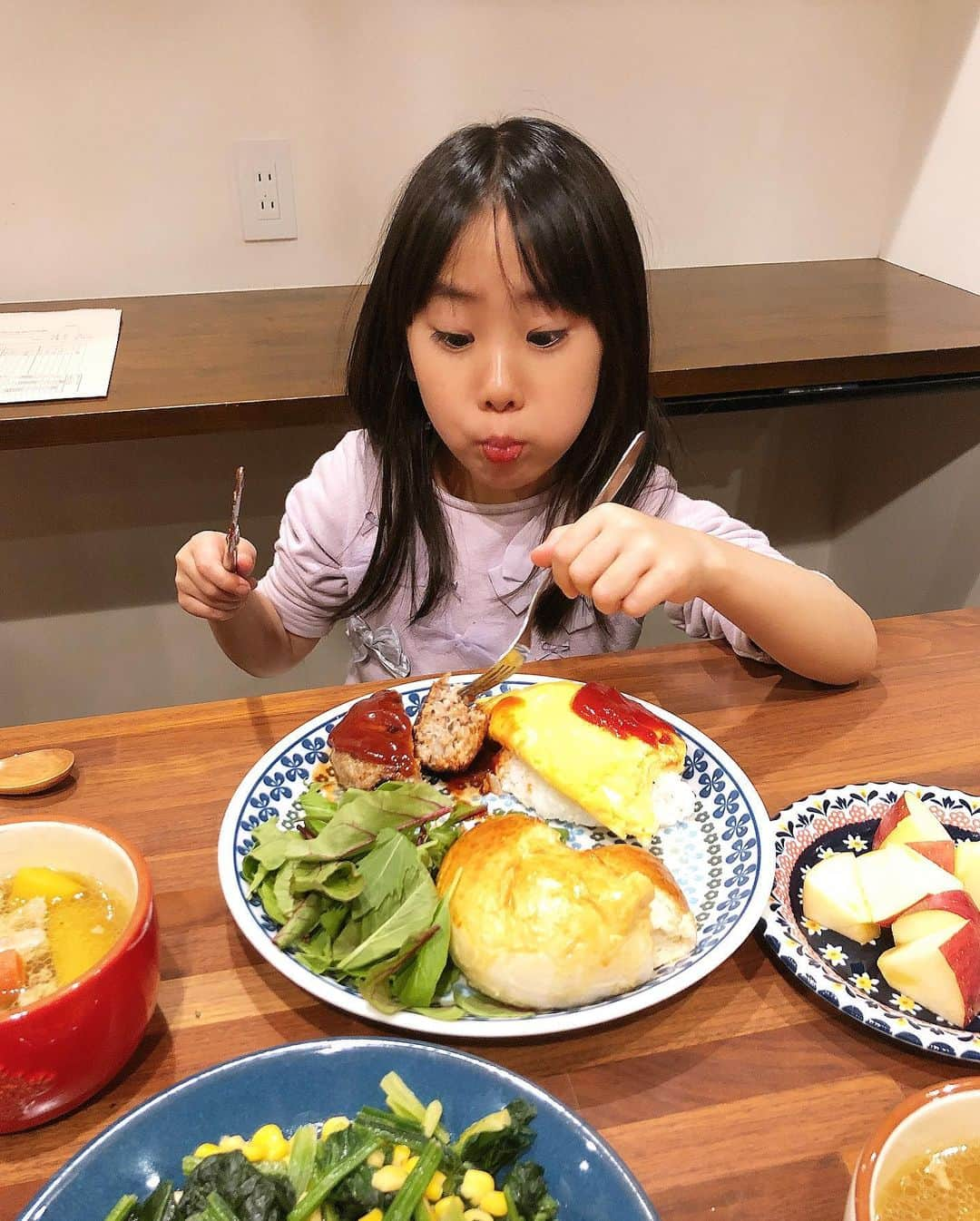 みきママさんのインスタグラム写真 - (みきママInstagram)「【晩御飯はラケル風です！】﻿ ﻿ ﻿ ﻿ ﻿ ﻿ 今日は私のリッチパンと合わせてラケル風に盛り付けよう！！﻿ ﻿ ﻿ ﻿ ﻿ ﻿ ﻿ リッチパンはバターが入っためちゃうまパンです🍞🍞🍞こね終わると手にくっつかない扱いやす生地で、こねる時間は5分、発酵時間合わせても1時間半で作れるスーパーブレッドです✨✨✨作り方は世界一に載っています✨✨✨﻿ ﻿ ﻿ ﻿ ﻿ ﻿ ﻿ ﻿ ﻿ ハンバーグとオムレツを作ってラケル風晩御飯ができた〜‼️オムレツの下に少しだけご飯をかませて見た目をよくしました😏😏😏﻿ ﻿ ﻿ ﻿ ﻿ ﻿ ﻿ ﻿ ﻿ ﻿ すると、杏ちゃん「ん〜😍😍😍ママ、3つともおいしすぎー🤩🤩🤩」ってさ。﻿ ﻿ ﻿ ﻿ ﻿ ﻿ ﻿ ﻿ ﻿ ﻿ ﻿ 杏ちゃん「あんちゃんあした、ママとパンつくりたい！」ってさ。﻿ ﻿ ﻿ ﻿ ﻿ ﻿ ﻿ ﻿ ﻿ ﻿ ﻿ またパンで晩御飯にするの？﻿ ﻿ ﻿ ﻿ ﻿ #みきママ #パン #世界一親切な大好きおやつ #ラケル #fnceats #foodnetwork #mikimama」12月11日 20時40分 - mikimama_official