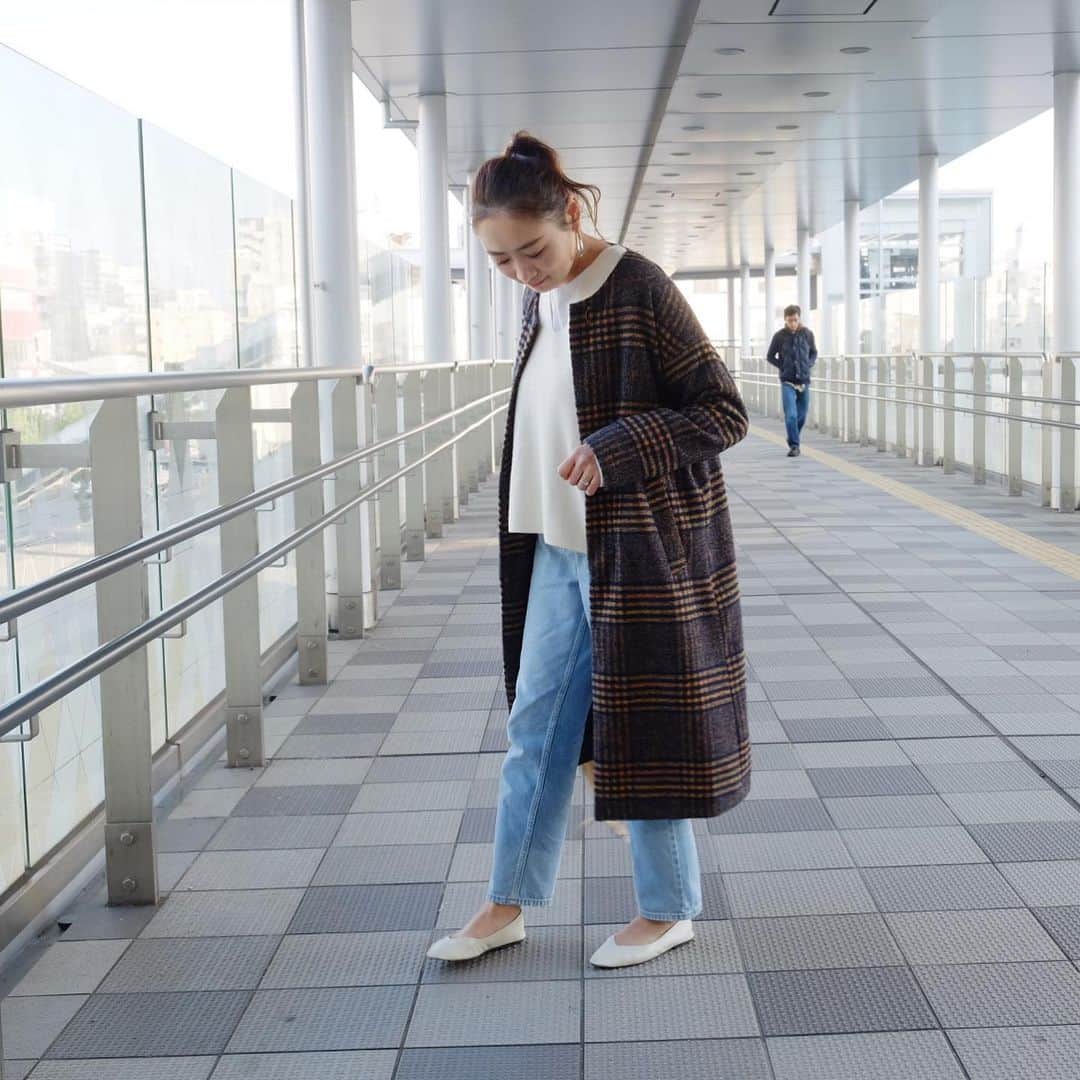 Keikooooooのインスタグラム：「チェックのコートが欲しくて、 @dolce._official のものをGET♡ ブラウンに見えるけど、よく見ると、ネイビーと イエローオレンジのチェックがカワイ🍊🧵🧡 bagは、使え過ぎる大きさでパーフェクト◡̈♥︎ この日は暖かくてまだ素足。 寒いのとお洒落したいの気持ちとギリギリまで ガマン笑ʕ-̫͡-ʔ . coat @dolce._official  knit、denim @stunninglure  shoes @zara bag @dolce._official」