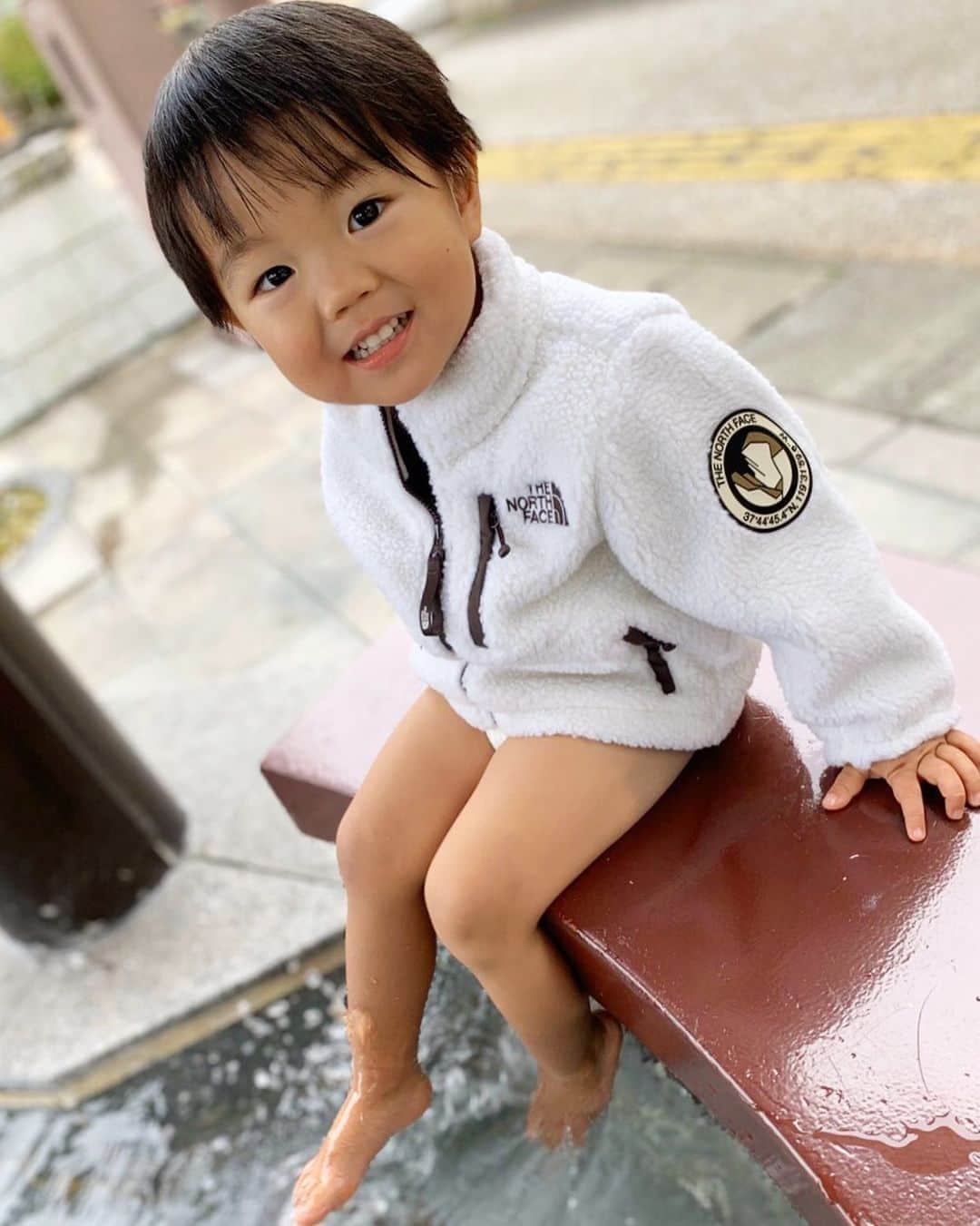 渡部太基のインスタグラム：「. 足湯男子♨️👦 #northface #ノースフェイス #rimofreecejacket  #リモフリースジャケット  #わたべんちのれおうくん #山中温泉 #山中温泉ゆげ街道 #足湯 #足湯男子」