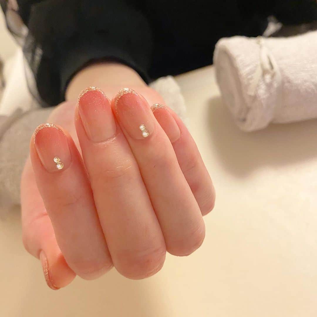 のインスタグラム：「グラデーション × フレンチ 華やかで素敵です✨ #nails #nailstagram  #フレンチネイル #ラメフレンチ #グラデーション #キラキラ #ネイル #Anela #青山ネイルサロン #大人ネイル」
