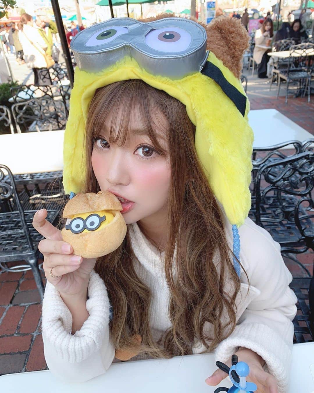 いっちゃん/嶋津 いつみのインスタグラム：「. . . ユニバで食べたミニオンシュークリーム🍌✨ . . . バナナ味のカスタードクリームと 生クリームが入ってて美味しかった🤤❤️ . . . でもこの目玉…パリパリチョコやと思って食べたら 砂糖菓子で出来てたみたいで ネチョネチョやって 🙄思ってたんとちがーう!! ってなった💨ww . . . . . . #関西  #関西サロモ  #サロンモデル #サロモ #いっちゃん  #フリーモデル #関西モデル  #あざといっちゃん #かわいっちゃん #いっちゃんコーデ #ブライダルモデル #アレンジモデル #ヘアカラー  #ヘアアレンジ #ootd #ユニバ  #usj #ミニオン」