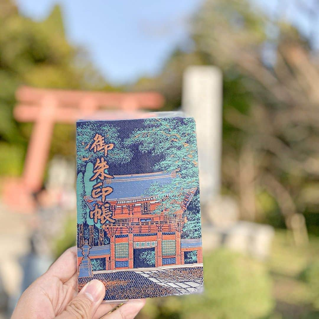 三竿健斗さんのインスタグラム写真 - (三竿健斗Instagram)「I found my new hobby ⛩ Collecting red ink stamps in my stamp book.  #趣味がないので　 #御朱印集め始めました #鹿島神宮　#香取神宮  #まだ２つ #3枚目は #軽減税率により消費税8%のお団子」12月11日 20時45分 - kento_misao