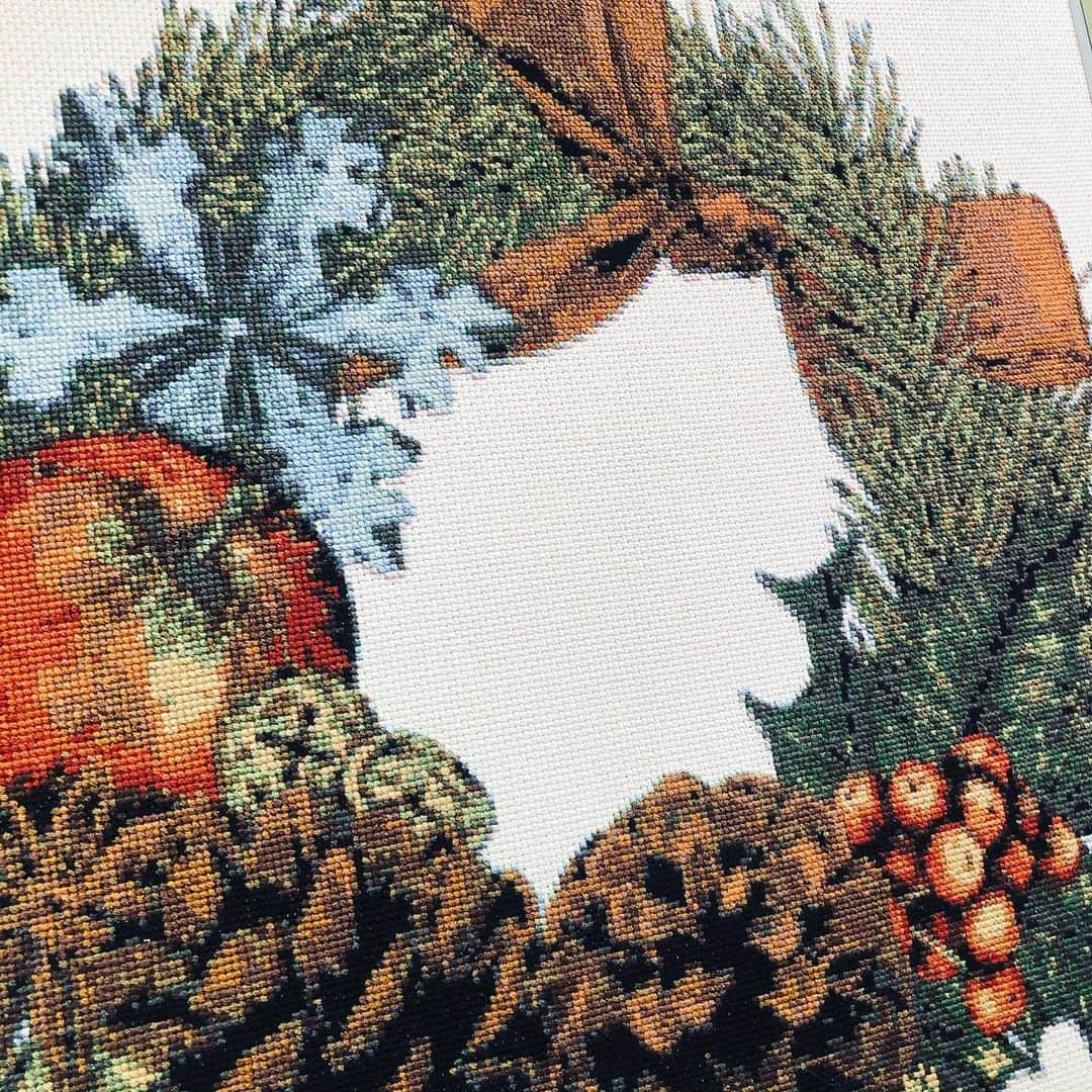 岡田美里さんのインスタグラム写真 - (岡田美里Instagram)「今日は30人のお客様と20人のスタッフがグランドピアノを囲み、 刺繍作品のデザインを生み出すまでのお話を#江種鹿乃子さん に伺いうっとりし。 #片瀬輝彦さん　のピアノで美しいクリスマスを感じ、とてもとてもハートウォーミングなひとときでした🎄  ホワイエでは、デンマーク🇩🇰 A.C.perch'sから空輸した12カ月の紅茶をティーテイスティングし、焼きたてのシュトーレンや、#カイングラ をいただきました。  今年「も」変幻の…毎月いつも違う惑星に生きていたみたいな一年でした。 ジェットコースター人生についてきてくれたスタッフに感謝、生徒さん、お客様にもっともっと感謝です✨✨#ありがとうございました ✨✨✨ 来年は2月にまた#自由学園明日館 で刺繍の展覧会がありますが、その前に明日は名古屋へ。 トロールビーズで「北欧展」にまいります。 新幹線の中やホテルの刺繍を楽しみに、19日のショップチャンネル、その後のトロールビーズ大阪大丸、そして合間に母のところをはしごしながら進みます。 ミリさん、忙しすぎですね…と、また言われるに決まってますが「これが終わったら、これ！」が私の元気のもと。 いっぱい食べて早寝早起きして乗り越えていきます。 だって私の幸せはみんなからもらっているのだもの。 なんちゃってー。#今からケーキ食べます#acperchs」12月11日 20時46分 - millieokada
