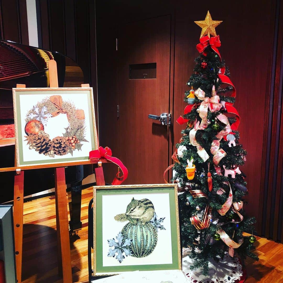 岡田美里さんのインスタグラム写真 - (岡田美里Instagram)「今日は30人のお客様と20人のスタッフがグランドピアノを囲み、 刺繍作品のデザインを生み出すまでのお話を#江種鹿乃子さん に伺いうっとりし。 #片瀬輝彦さん　のピアノで美しいクリスマスを感じ、とてもとてもハートウォーミングなひとときでした🎄  ホワイエでは、デンマーク🇩🇰 A.C.perch'sから空輸した12カ月の紅茶をティーテイスティングし、焼きたてのシュトーレンや、#カイングラ をいただきました。  今年「も」変幻の…毎月いつも違う惑星に生きていたみたいな一年でした。 ジェットコースター人生についてきてくれたスタッフに感謝、生徒さん、お客様にもっともっと感謝です✨✨#ありがとうございました ✨✨✨ 来年は2月にまた#自由学園明日館 で刺繍の展覧会がありますが、その前に明日は名古屋へ。 トロールビーズで「北欧展」にまいります。 新幹線の中やホテルの刺繍を楽しみに、19日のショップチャンネル、その後のトロールビーズ大阪大丸、そして合間に母のところをはしごしながら進みます。 ミリさん、忙しすぎですね…と、また言われるに決まってますが「これが終わったら、これ！」が私の元気のもと。 いっぱい食べて早寝早起きして乗り越えていきます。 だって私の幸せはみんなからもらっているのだもの。 なんちゃってー。#今からケーキ食べます#acperchs」12月11日 20時46分 - millieokada