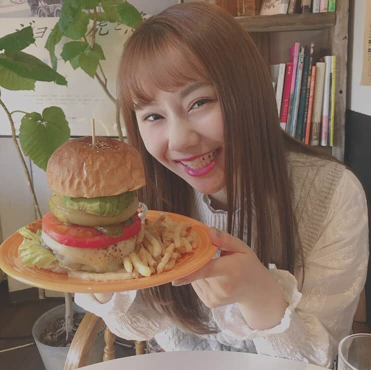 松本慈子さんのインスタグラム写真 - (松本慈子Instagram)「. おおっきいーーーーー！😮🍔🍔 ハンバーガーはいつもチーズとアボカドが入っているのを頼むのが毎回のルーティーン🥑🧀☝️みんなのおすすめの味は〜？ . あ、ハンバーガーの上手な食べ方誰か教えて欲しいな〜😂この後、大変やった…笑 月一でハンバーガー食べたくなる…💭 . . #ハンバーガー #ハンバーガー巡り #バーガー #アボカドチーズバーガー #humberger #avocado #cheese #avocados #junkfood #american #instfood」12月11日 20時53分 - chikako_1119