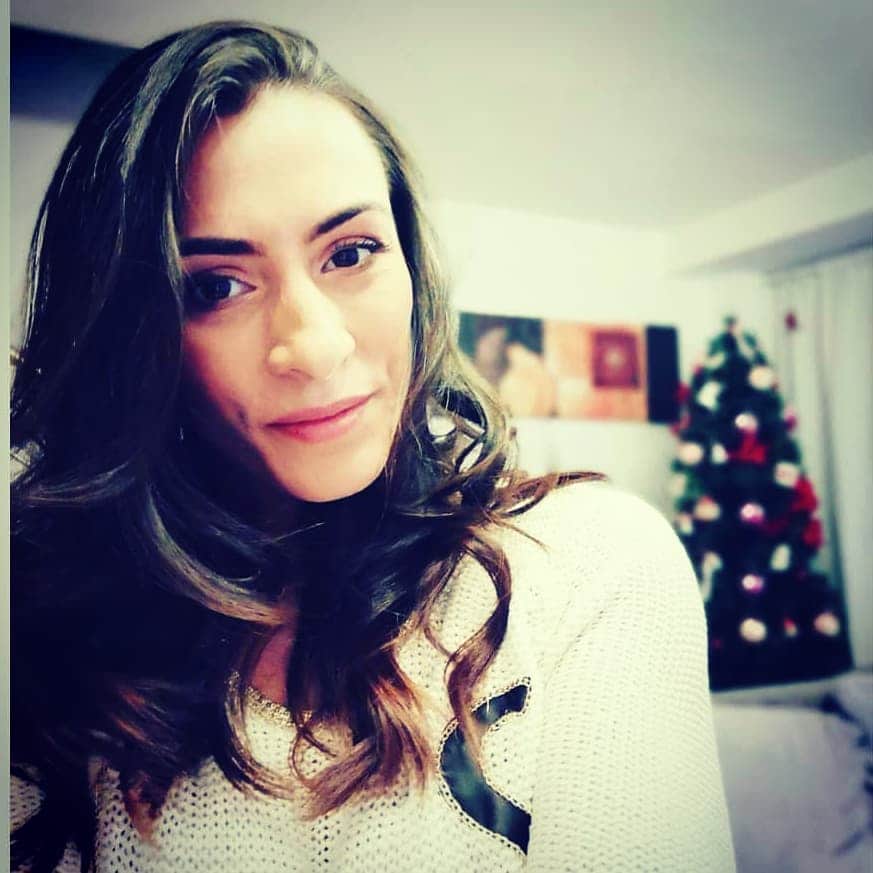 カタリナ・ポノルのインスタグラム：「Its almost Christmas !! We are ready ! @cosmopolis_bucuresti 🎁🎉🎄」