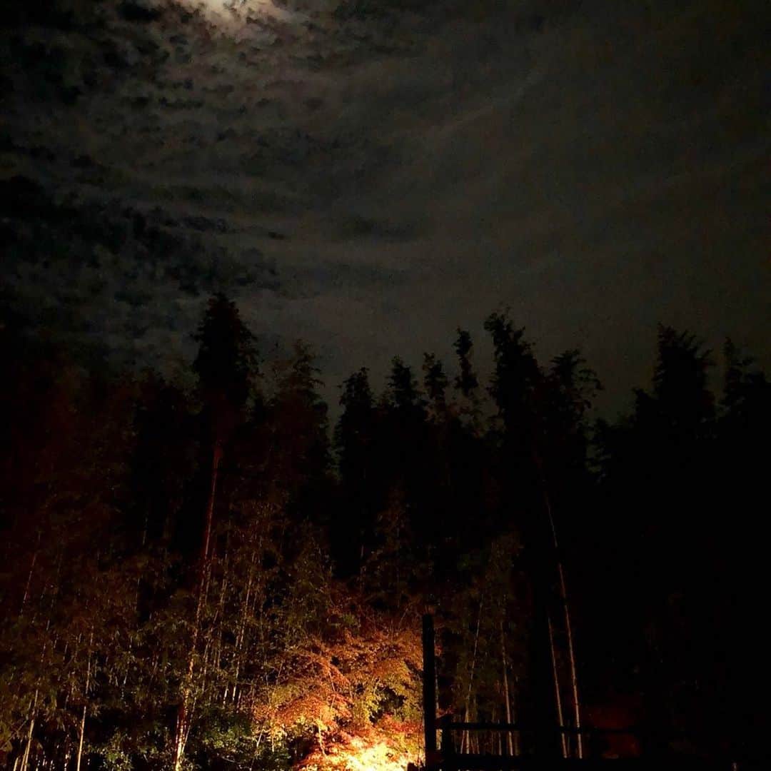 工藤村正のインスタグラム：「御礼、ご報告。  昨年と今年に於いて、年に一度の５Star Hotel、 RITZ CARLTON KYOTO での［ 秋の特別美術展示 ］が無事に終わりました。  近隣、遠方よりお越し下さいました多くの皆様方のご協力と応援を頂き、大好評のうちに本年の特別展示を終える事が出来ました。  謹んで真底より感謝、御礼を申し上げます。  またいずれかでの個展、展示会に於いて皆様に再拝できます事を心より願ってやみません。  万謝、御礼を込めて…合掌九拝  工藤 村正  拝呈、 ⭐︎ The Autumn Special Art Exhibition ended with great response at 5 Star HOTEL RITZ CARLTON KYOTO, last year and this year was held from October 1 to November 30.  We were able to finish this year's special exhibition with the cooperation and support of many people who came from domestic and many foreign country through the long distance.  I would like to express my gratitude and appreciation from the bottom of my heat. Again, Thank you very much 🙏❣️❤️ Best Regards with wishes your healthy Happiness ❣️ Muramasa Kudo」
