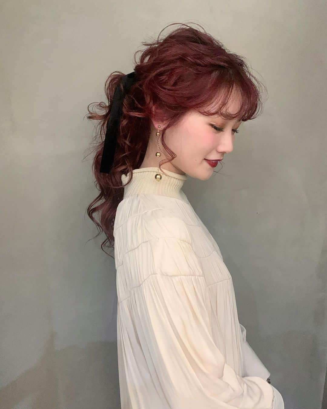 きたかぜあすかさんのインスタグラム写真 - (きたかぜあすかInstagram)「ㅤㅤㅤㅤㅤㅤㅤㅤㅤㅤㅤㅤㅤ ㅤㅤㅤㅤㅤㅤㅤㅤㅤㅤㅤㅤㅤ hair colour ♡ ㅤㅤㅤㅤㅤㅤㅤㅤㅤㅤㅤㅤㅤ @atoro.jp  @takachi1205 さん お任せ赤カラー💋❤️ ㅤㅤㅤㅤㅤㅤㅤㅤㅤㅤㅤㅤㅤ 福岡POPUPに向けて 可愛すぎる赤髪にしてもらいました リボンアレンジも可愛い🩰 ㅤㅤㅤㅤㅤㅤㅤㅤㅤㅤㅤㅤㅤ ㅤㅤㅤㅤㅤㅤㅤㅤㅤㅤㅤㅤㅤ １週間前にoooitもしたから 髪の毛の状態も◎ ㅤㅤㅤㅤㅤㅤㅤㅤㅤㅤㅤㅤㅤ ㅤㅤㅤㅤㅤㅤㅤㅤㅤㅤㅤㅤㅤ #atoro #mashugroup  #haircolor #hairarrange #asucode」12月11日 20時56分 - asukaa02