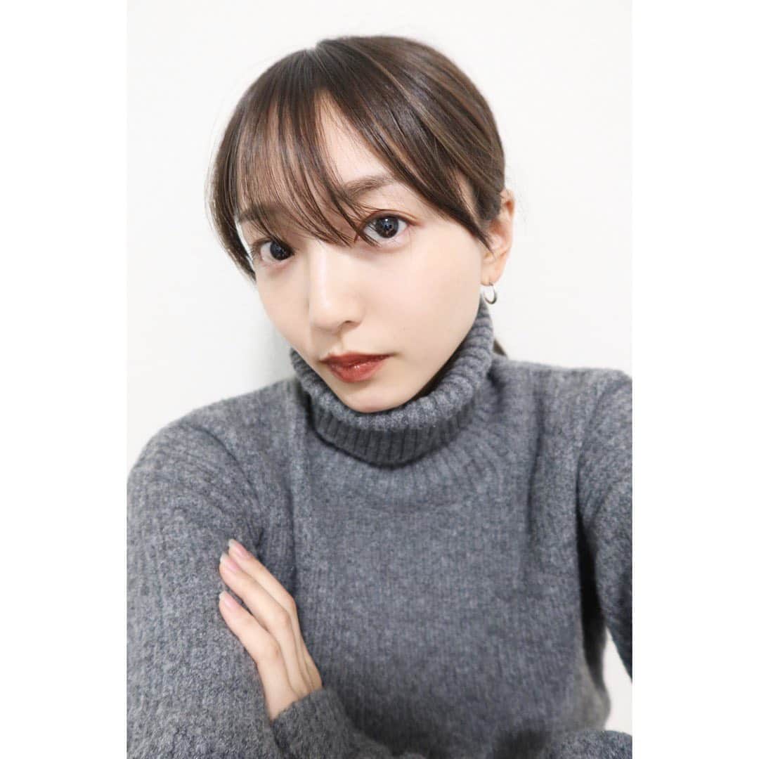 かんだまのインスタグラム：「おでこを封印しましたので、ドヤ顔でお届けします。 ヘアカラーはハイライト、ローライトがっつりの、ラベンダーベースです✔️ きょーちゃん @ky0suke ありがとう☺️♪ . outer @blackbymoussy_official  tops @liyoca  bottom @uniqlo  boots @sly_official」