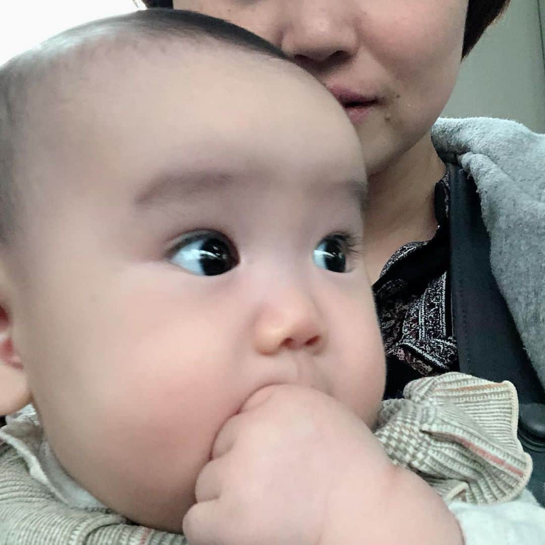 眞田佳織さんのインスタグラム写真 - (眞田佳織Instagram)「バスでのキョロキョロが止まらない。 . #毎日赤子 #バス #きょとん #周りを見過ぎる #毎日子育て #スマイル育児」12月11日 20時59分 - kaori_sanada