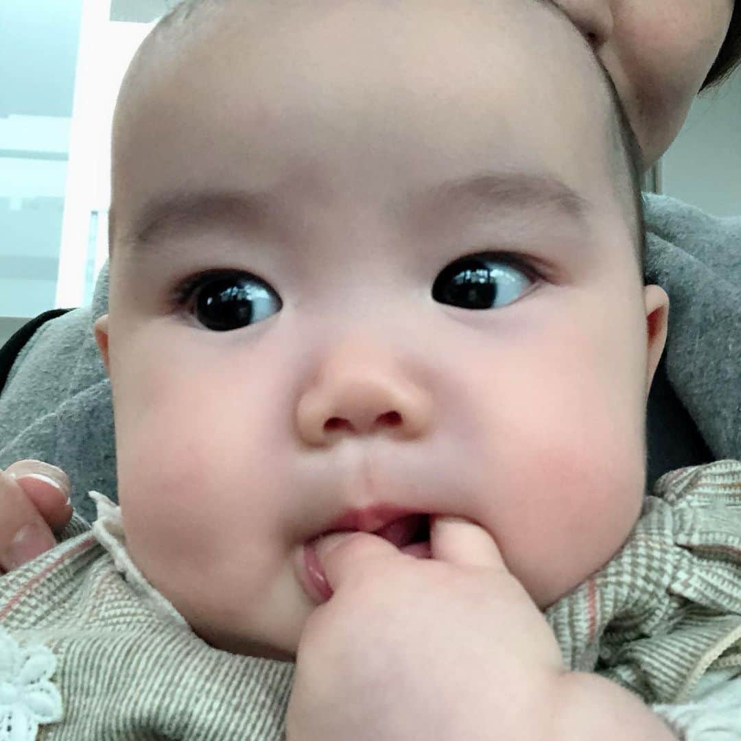 眞田佳織さんのインスタグラム写真 - (眞田佳織Instagram)「バスでのキョロキョロが止まらない。 . #毎日赤子 #バス #きょとん #周りを見過ぎる #毎日子育て #スマイル育児」12月11日 20時59分 - kaori_sanada