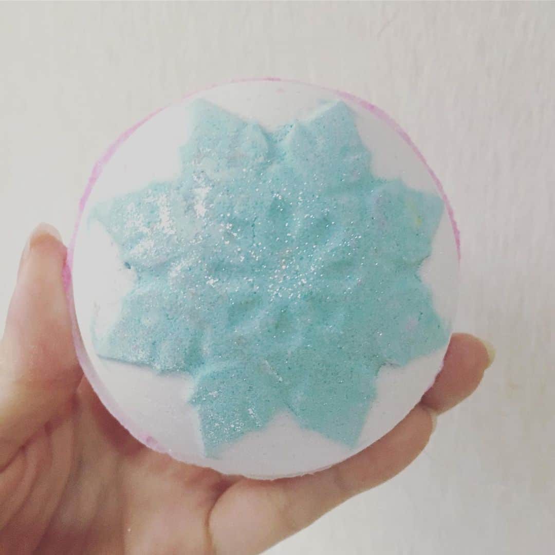 小橋めぐみのインスタグラム：「友人からのプレゼント🎁 ラッシュのバスボム。 いい香りとバブルはもちろん、 お湯に、ピンクのオーロラが現れた😻 ずうっと見ていられる… ハマりそう…！ #lushcosmetics」