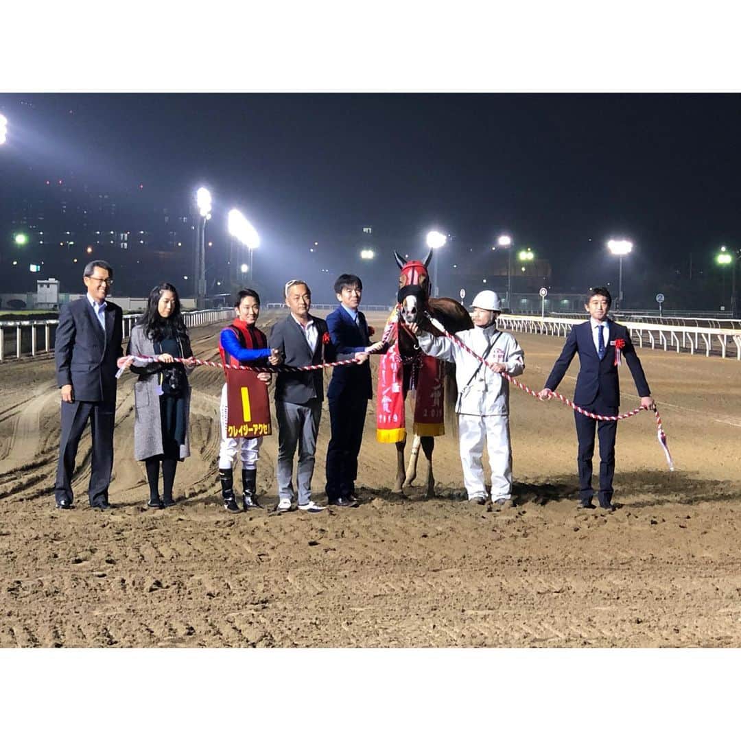 のインスタグラム：「第65回クイーン賞🏇💨✨ 勝ったのはクレイジーアクセルでした！ 内枠から好スタートを切ると、 吉原寛人騎手のエスコートで見事逃げ切り勝ち。 関係者の皆さま、おめでとうございます😊‼️ ⁑ ⁑ #トークショー #ありがとうございました #馬券当たってうれしい #クレイジーアクセルが勝ってうれしい #うれしいたのしい #クイーン賞 #クレイジーアクセル #船橋競馬場 #船橋競馬#競馬 #地方競馬 #楽天競馬#ポッ娘 #まりなる#津田麻莉奈」