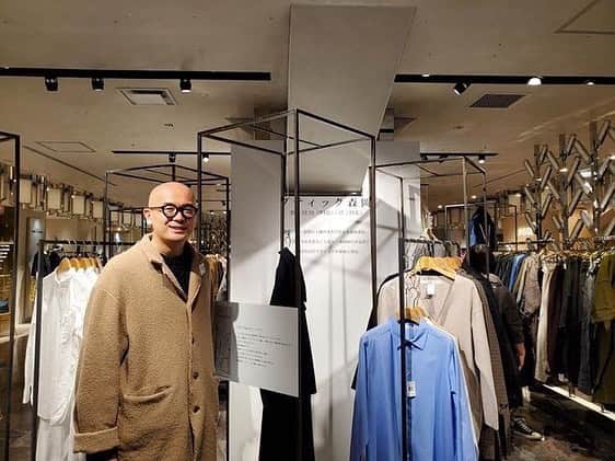 のインスタグラム：「1週間に1冊の本だけを売る＜森岡書店＞による洋品店「ブティック森岡」が期間限定オープン📚﻿ 森岡督行氏の「もし、洋服を売るなら」の妄想が７日間だけのブティックとして実現しました。﻿ https://www.isetan.mistore.jp/shinjuku/shops/women/contemporary/shopnews_list/shopnews074.html﻿ ﻿ BOUTIQUE MORIOKA﻿ 2019.12.11 wed - 12.17 tue 開催中！﻿ 伊勢丹新宿店本館4階＝センターパーク/ザ・ステージ#4﻿ ﻿ @moriokashoten﻿ @isetan_contemporarystyle﻿ @chicuchicu315﻿ @ttmbysicl﻿ @vetements_et_typograph﻿ @chisaki_boshi﻿ @sarahmarket﻿ @calicoindiajp﻿ @mindy_miki﻿ @mindy_22﻿ @eel_products﻿ @ironari_official﻿ @coohem﻿ @cocilaelle﻿ @wonderfulllife_archives﻿ @chikako_owaki﻿ @chisaki_noriko﻿ #hasuikedenim #isetan﻿ #ブティック森岡 #森岡書店 #クリスマス #クリスマスプレゼント #新宿 #伊勢丹 #新宿伊勢丹 #伊勢丹新宿 #伊勢丹新宿店 #TOKYO #SHINJUKU #ISETAN」