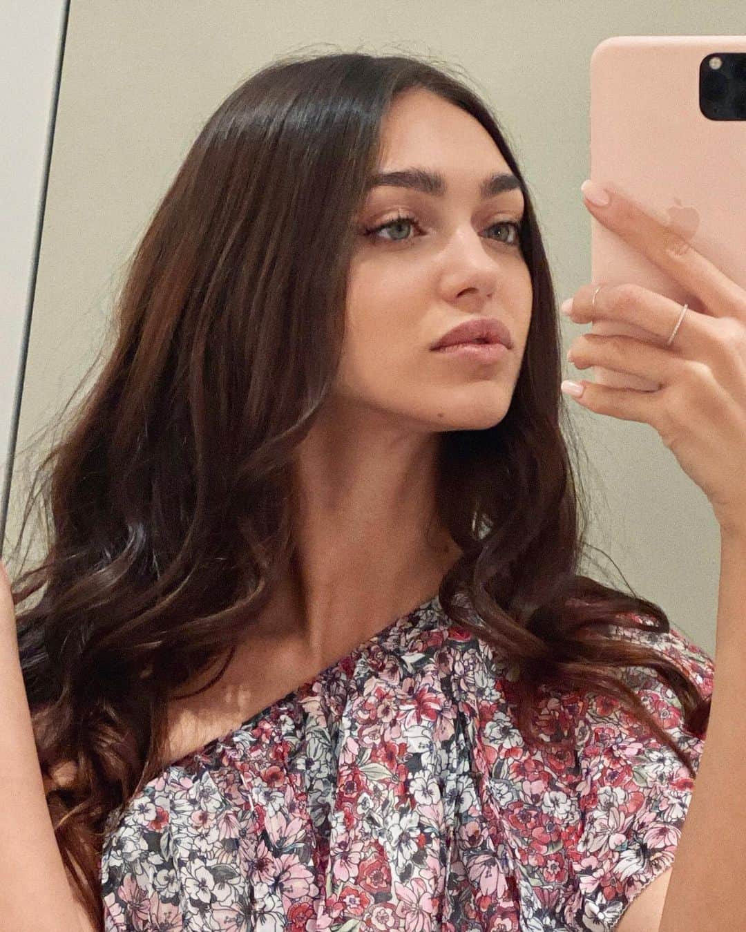 Zhenya Katavaのインスタグラム：「В зеркало это святое 😇 да?」