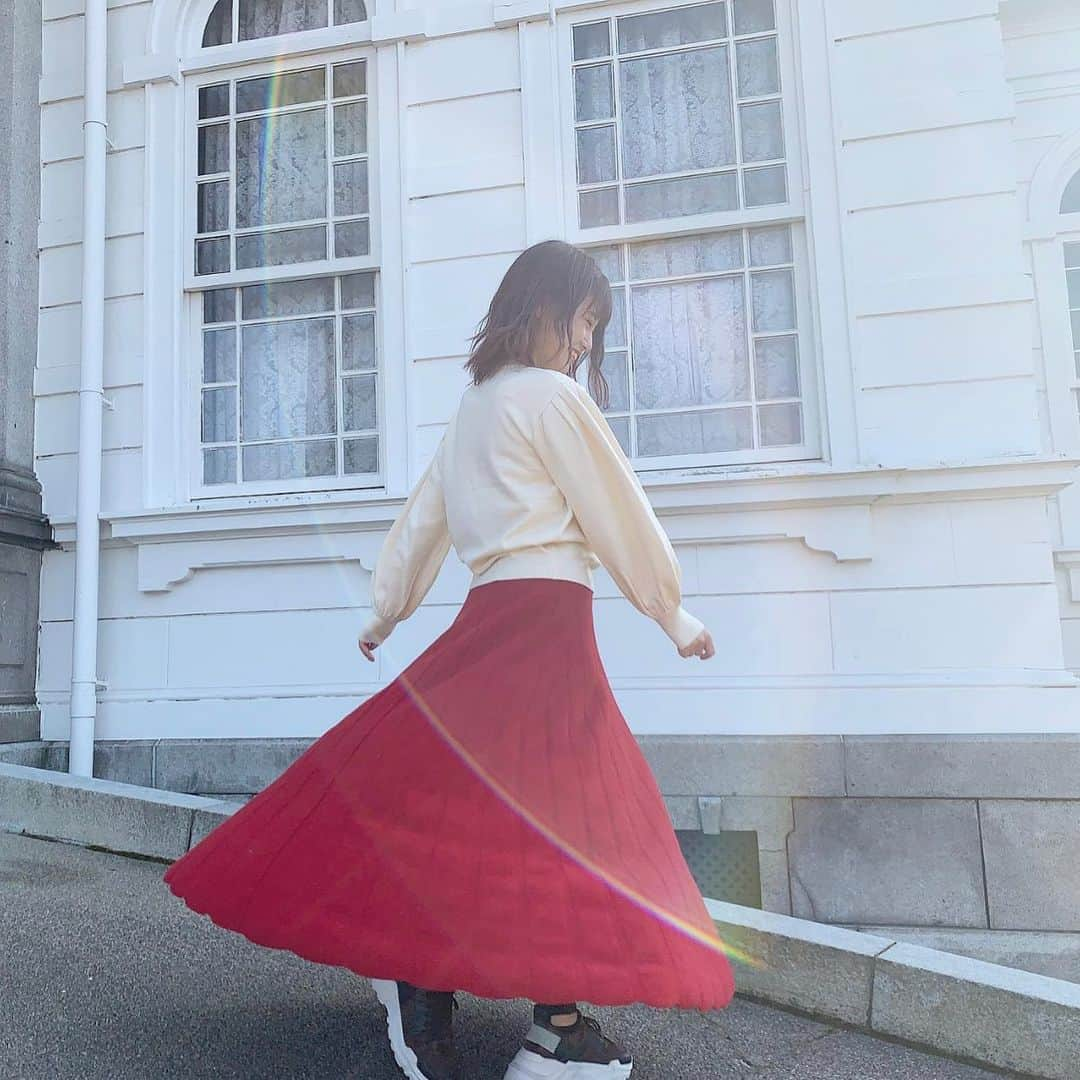 朝長美桜さんのインスタグラム写真 - (朝長美桜Instagram)「マフラーもこもこ×ファーコートもこもこ﻿ この組み合わせ最強だと思う🥰✨﻿ 冬の女の子って、もこもこしていて可愛いよね🧸﻿ ﻿ 自然光にあたって、﻿ 髪色もピンクがしっかり見えて可愛い🥺﻿ @__kopa__ さんピンク大好き❤︎﻿ 光によって、見えるカラーが変わるのから楽しい💕﻿ ﻿ YouTubeにマフラーの巻き方を紹介してるよ、！﻿ ぜひ見てね〜🦢﻿ ﻿ スカートは、真っ赤❤️﻿ ニット素材でまわるとふわぁ〜ってなるよ🍃﻿ ﻿ 最近は、前よりも﻿ もっともっと女の子を楽しんでる気がするっ！﻿ みんなも一緒に女の子を楽しもう❤︎❤︎❤︎﻿ ﻿ みんなはどんな事で女の子を楽しんでる〜？？﻿ 教えてほしいなぁ🥰﻿ ﻿ 22時15分からインスタライブで﻿ ハイライトの塗り方紹介するよ〜〜﻿ インスタライブで会おうね🧸﻿ ﻿ #treatürself#treaturself#トリート#トリートユアセルフ#マフラー#epine#エピヌYouTube#YouTuber#みおちゃんねる#ピンクカラー#ヘアカラー#ファーコート」12月11日 21時10分 - miochan_0517