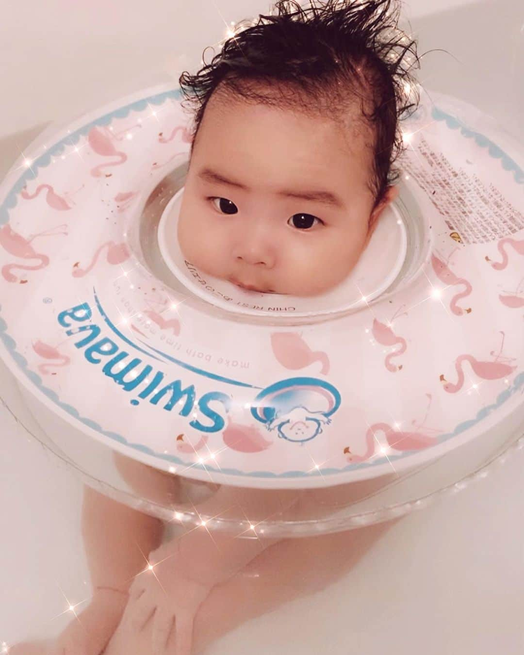 JESSY.Uのインスタグラム：「ぷかぷか🛁 お風呂ではじめてのswimaba🛁 ・ ・ ・ つけるときはちょこっとかたいけど 怖がりな👶も泣かずにきょとん👀 手を離したらぷーかぷか気持ちよさそうにしてました🤤 ・ 足バタバタできるようになったら もっとかわいいだろうなぁ😍 ・ 赤ちゃんの発達にもとってもよさそう！ ・ とにかくかわいすぎて、、、、😭🧡 ・ ・  #Swimava #スイマーバ #首リング #新生児 #スイマーバベビー #べビーバス #プレスイミング #ママ #ベビー #乳児 #生後4ヶ月 #生後3ヶ月 #赤ちゃん #新米ママ #ママリ #ママ友募集 #眉毛凛々しい #おでこのしわ #足かえるみたい #全部愛おしい」