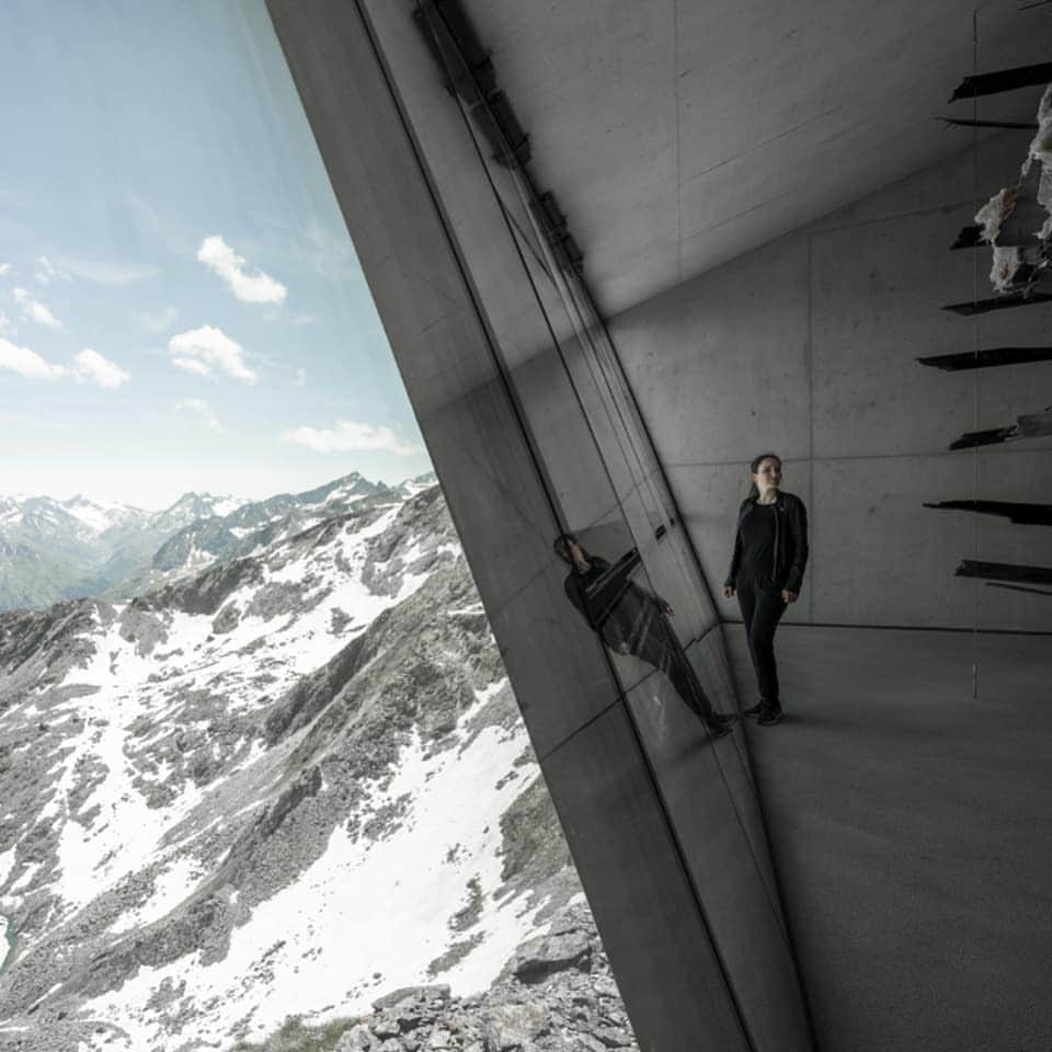 James Bond 007さんのインスタグラム写真 - (James Bond 007Instagram)「On #InternationalMountainDay how about visiting the award winning 007Elements exhibition built inside the summit of the Gaislachkogl Mountain in Sölden? It’s like being inside a James Bond film. Learn more at 007.com  #JamesBond #007 #Spectre #007Elements」12月11日 21時12分 - 007