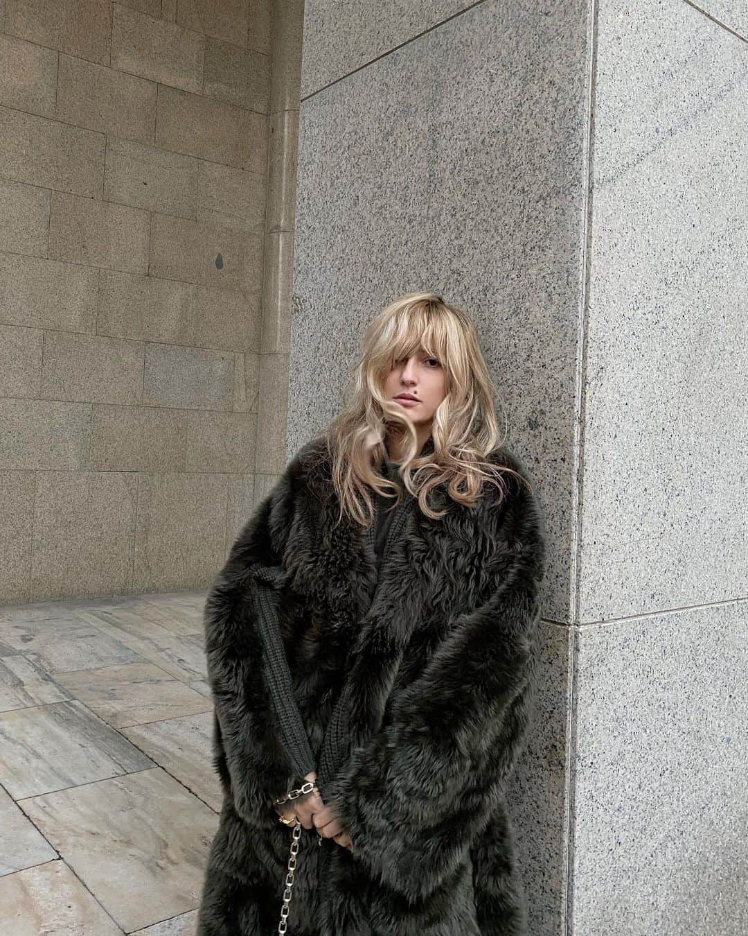 エレオノーラ・カリシのインスタグラム：「Ma cosa ne sai tu, si tu dico a te ... non far finta di girarti  lo sai che sto parlando con te.  Ma cosa ne sapete voi... ingabbiati ad osservare critici  le vite degli altri quando bene sarebbe  osservare più da vicino le vostre.  Ma cosa ne sapete voi... dell’onestà, della libertà,  del piacere condiviso, quello vero.  Ma cosa ne sapete voi... di me.  Purtroppo nulla.  E non per voler mio.  Io vi dico : non lasciate ogni speranza voi che entrate ma sì lasciate le vostre scarpe, sporche del fango dei pregiudizi e delle invidie.」