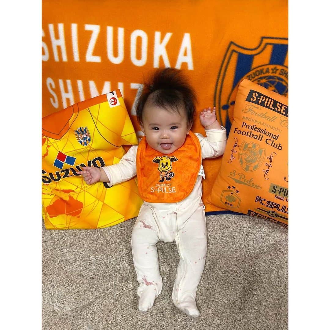 姫野れみのインスタグラム：「. 今日はエスパルスのスタイを付けていたので ソファーにあったグッズをかき集めて 撮ってみました 👶🏼🍊♩♩ #spulse ・ #soccer #bib #baby #girl #babygirl #mamagirl #エスパルス #清水エスパルス #サッカー #スタイ #赤ちゃん #ベビー #女の子ベビー #女の子 #ママタス #ベビフル #赤ちゃんのいる生活 #べびすたぐらむ」
