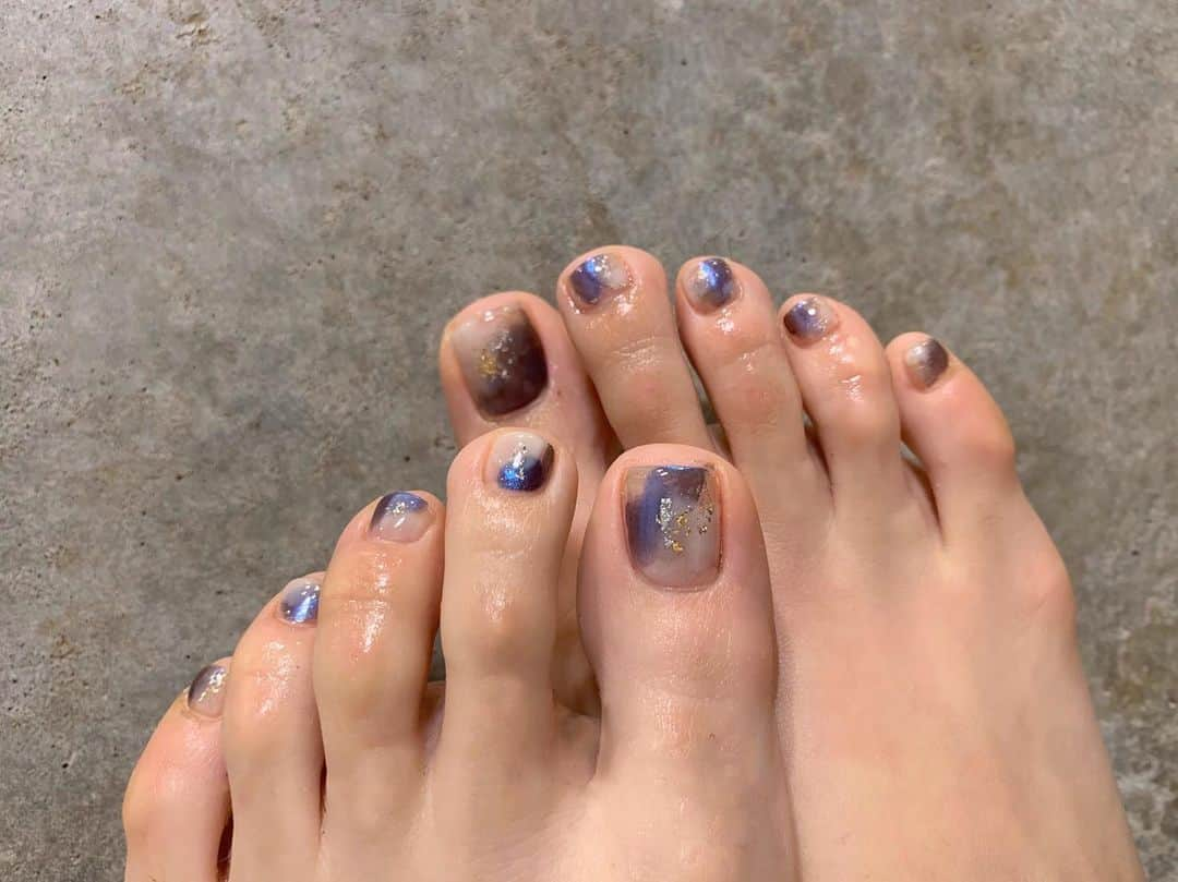 小澤名代さんのインスタグラム写真 - (小澤名代Instagram)「Foot nail🐚✨ ハワイぽくしたくて、手とお揃いの青ミラーにしたよ☺︎ 日本帰ってきてからも、デザイン気に入っててうっとり♡ 冬は自己満だけど、つま先までケアして、全身しっとりツヤ肌を目指したい✨ @malvina.salon  #footnail #nail #naildesign #nailstagram #nailsofinstagram #mirrornail #malvinanail #nailsalon #ネイル #フットネイル #ミラーネイル #海ネイル #ハワイネイル #フットネイルデザイン #フットネイル冬 #冬だけど海っぽく #青ミラーネイル #ミラーネイル #ハワイネイルデザイン #フットネイル冬 #なよネイル」12月11日 21時20分 - ozawanayo