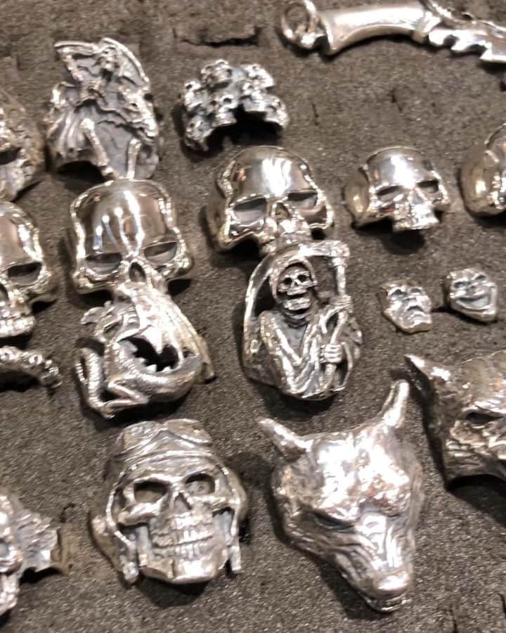 のインスタグラム：「Check out over a thousand hand crafted designs, sold in solid sterling silver as standard! Gold and platinum available on request. handmade in Covent Garden, London 🏴󠁧󠁢󠁥󠁮󠁧󠁿 Like and follow for some really cool stuff coming soon! 🎄 #jewellery #London #solidsilver #heavymetal #gothic #💀 #💀💀💀 #skulls #animalrings」