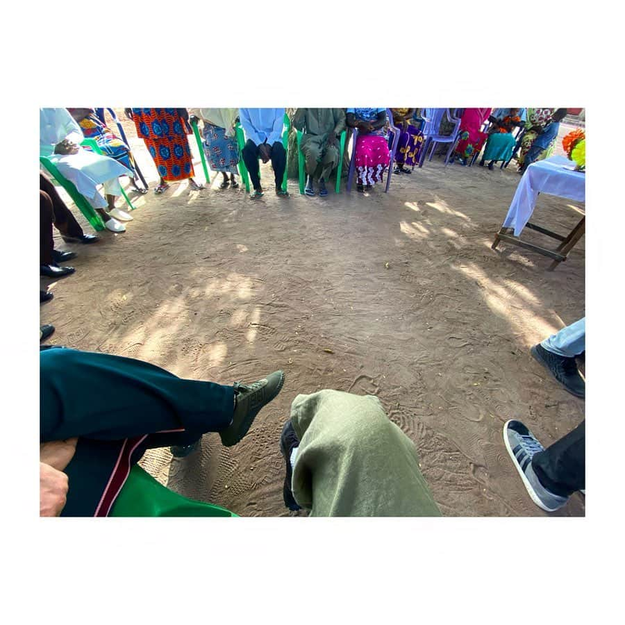 ジジ・ハディッドさんのインスタグラム写真 - (ジジ・ハディッドInstagram)「Our last visit here in Senegal was this morning, in a village (Population: 237) just near the border of Guinea-Bissau. Here we met with dignitaries and female leaders of the village, and, along with the members of the Regional Hygiene Services, came to commend the village on the work they’ve done to improve community health and hygiene for themselves. UNICEF’s WASH Program has supported training and some material for the goal of every compound in the village having a latrine, two hand-washing stations, safer and more protected wells with product needed to purify the water, as well as educating and sensitizing the people of the village on the importance of these programs in order to prevent the spreading of disease, and mostly diarrhea - all projects that community members have built using their own material. The “Natural Leader,” shown in the above video wearing a red turban, has also been trained to educate local women on menstruation hygiene & precautions and has been supplied with reusable period-pads for the women of the village. Since the start of the training and services being implemented here, there has been a significant (almost total) reduction of adults and children suffering from diarrhea. This is one of 40 villages within the region that have had success with these programs, and with UNICEF support, the Regional Hygiene Service is on its way to cover the whole region with integrated actions on water, hygiene, and sanitation. They are also training community leaders to monitor pregnant women, pre-natal care, and malnourished children. We thank them for hosting us, sharing their stories, supporting these interventions and taking ownership of improving these conditions in their village. 💙🧼」12月11日 21時28分 - gigihadid