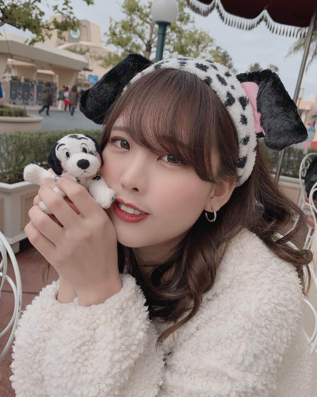 Yukaのインスタグラム：「ディズニーコーデ 101匹のワンチャン🐾 - 撮ってもらった写真めっちゃ盛れてるから 載せるしかない🤪🤪 - - 好久沒去迪士尼樂園🥺 這次選了101忠狗的頭飾再配上白色毛毛外套 然後男友拍照技術神進步 不上傳一下不行🤭🤭 #disneyland#disneyresort#tokyodisneyland#tokyodisneyresort#TDR#TDL#christmas#disneychristmas#ootd#101匹わんちゃん東京ディズニーランド#東京ディズニーリゾート#ディズニーランド#ディズニーリゾート#ディズニー#ディズニーコーデ#ディズニークリスマス#ディズニーデート#ディズニーカチューシャ#ディズニー写真部#ディズニー部#101匹わんちゃんコーデ#冬#カメラ女子#被写体」