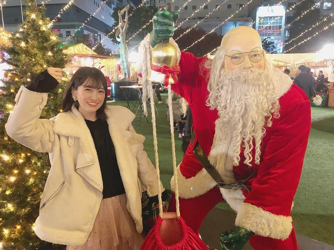 坂本 愛玲菜さんのインスタグラム写真 - (坂本 愛玲菜Instagram)「#クリスマスマーケット行きすぎ #ってコメント禁止🙅‍♂️笑 #3度目のクリスマスマーケット @yuna_hkt48 と🥰 #たくさんサンタさんがいるけれど #私のお気に入りサンタは #この方でした #横にいた外国人の方が #めちゃ笑かしてきてくれて #めちゃ笑顔(5枚目)」12月11日 21時32分 - erena_hkt48