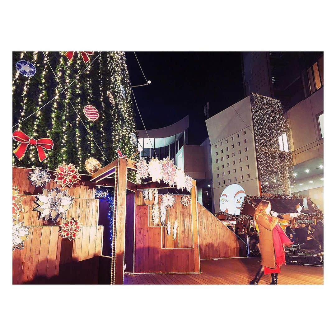 荒牧陽子さんのインスタグラム写真 - (荒牧陽子Instagram)「2019.12.4  新梅田シティ・ワンダースクエア　ドイツクリスマスマーケット大阪2019﻿ ┈︎┈︎┈︎┈︎┈︎┈︎┈︎┈︎┈︎┈︎┈︎┈︎﻿ ドイツクリスマスマーケットの巨大ツリーの前で歌わせていただきました。﻿ 17時半〜と、19時〜ということで、﻿ とっても寒かった！﻿ そんな中お集まりくださった皆様、ありがとうございました！﻿ ﻿ 夜なのでライトアップ綺麗だし、歌のテンションも一味違ったような？☺️﻿ ﻿ CD販売では、﻿ 声優の卵さんが声について一生懸命質問してくれたり（応援してるよ！）﻿ 埼玉レイクタウンも行きます！とまさかのコメントくれた方も！﻿ ﻿ 寒かったにもかかわらず、皆さん最後まで見て下さって嬉しかったです！﻿ プレゼントもありがとうございます🎁✨﻿ ﻿ 今回はクリスマスツリー🎄の前ということで﻿ 、クリスマスソングも歌いました。﻿ 楽しんでいただけましたでしょうか？﻿ そういえばファンの方から﻿ 「無料なのに歌いすぎだよ☺️」﻿ とご指摘頂きました笑﻿ ﻿ ﻿ CDを購入してくださった皆さん﻿ ありがとうございました！！﻿ ﻿ 立ち止まり、歌を聞いてくださった皆さん、﻿ ありがとうございました！﻿ ﻿ 風邪ひいてないかな？﻿ 私は大丈夫ですよー！﻿ ﻿ あっ虹🌈出たよ！綺麗だった〜✨﻿ ┈︎┈︎┈︎┈︎┈︎┈︎┈︎┈︎┈︎┈︎┈︎┈﻿ ﻿ #荒牧陽子﻿ #リスペクト私が昭和を歌ったらこんな感じ﻿ #カバーアルバム﻿ #CD﻿ #ドイツクリスマスマーケット﻿ #新梅田シティワンダースクエア﻿ ﻿ ﻿ instagram、Twitterで﻿ CDを載せてくれた方のところに﻿ いいね﻿ など出来る範囲でさせて頂きますね！﻿ 見つけやすいように﻿ #荒牧陽子　か、﻿ #リスペクト私が昭和を歌ったらこんな感じ﻿ を載せるか、﻿ 私のIDをタグ付けして下さいね！」12月11日 21時44分 - yoko_aramaki