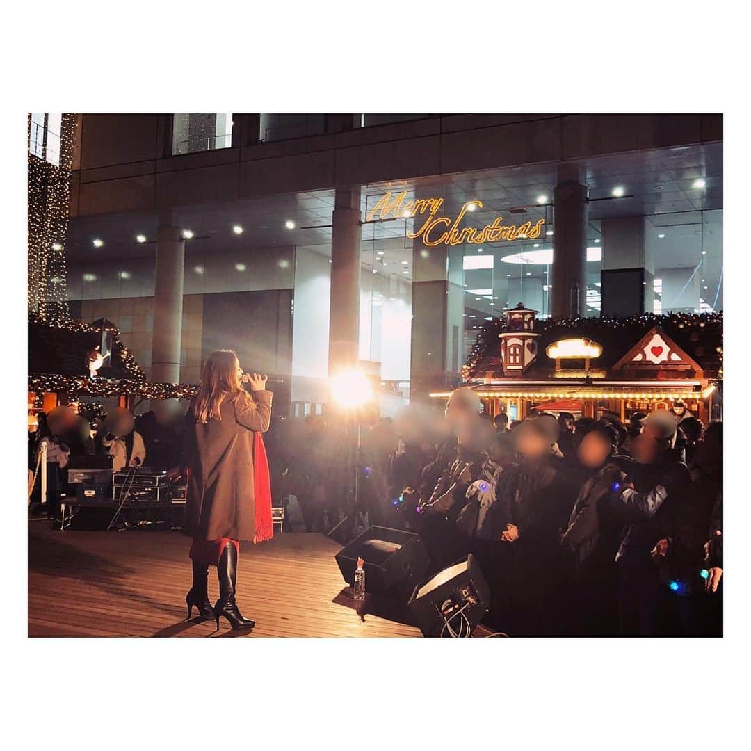 荒牧陽子のインスタグラム：「2019.12.4  新梅田シティ・ワンダースクエア　ドイツクリスマスマーケット大阪2019﻿ ┈︎┈︎┈︎┈︎┈︎┈︎┈︎┈︎┈︎┈︎┈︎┈︎﻿ ドイツクリスマスマーケットの巨大ツリーの前で歌わせていただきました。﻿ 17時半〜と、19時〜ということで、﻿ とっても寒かった！﻿ そんな中お集まりくださった皆様、ありがとうございました！﻿ ﻿ 夜なのでライトアップ綺麗だし、歌のテンションも一味違ったような？☺️﻿ ﻿ CD販売では、﻿ 声優の卵さんが声について一生懸命質問してくれたり（応援してるよ！）﻿ 埼玉レイクタウンも行きます！とまさかのコメントくれた方も！﻿ ﻿ 寒かったにもかかわらず、皆さん最後まで見て下さって嬉しかったです！﻿ プレゼントもありがとうございます🎁✨﻿ ﻿ 今回はクリスマスツリー🎄の前ということで﻿ 、クリスマスソングも歌いました。﻿ 楽しんでいただけましたでしょうか？﻿ そういえばファンの方から﻿ 「無料なのに歌いすぎだよ☺️」﻿ とご指摘頂きました笑﻿ ﻿ ﻿ CDを購入してくださった皆さん﻿ ありがとうございました！！﻿ ﻿ 立ち止まり、歌を聞いてくださった皆さん、﻿ ありがとうございました！﻿ ﻿ 風邪ひいてないかな？﻿ 私は大丈夫ですよー！﻿ ﻿ あっ虹🌈出たよ！綺麗だった〜✨﻿ ┈︎┈︎┈︎┈︎┈︎┈︎┈︎┈︎┈︎┈︎┈︎┈﻿ ﻿ #荒牧陽子﻿ #リスペクト私が昭和を歌ったらこんな感じ﻿ #カバーアルバム﻿ #CD﻿ #ドイツクリスマスマーケット﻿ #新梅田シティワンダースクエア﻿ ﻿ ﻿ instagram、Twitterで﻿ CDを載せてくれた方のところに﻿ いいね﻿ など出来る範囲でさせて頂きますね！﻿ 見つけやすいように﻿ #荒牧陽子　か、﻿ #リスペクト私が昭和を歌ったらこんな感じ﻿ を載せるか、﻿ 私のIDをタグ付けして下さいね！」