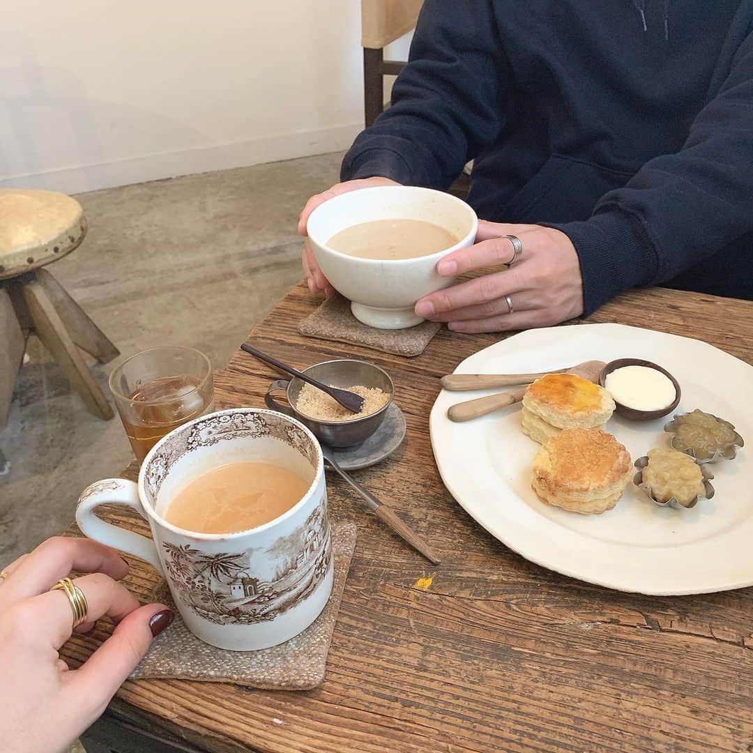 のインスタグラム：「* * バナナジャムと洋梨ジャムで いただいたスコーン🥮❤︎ . #器々」