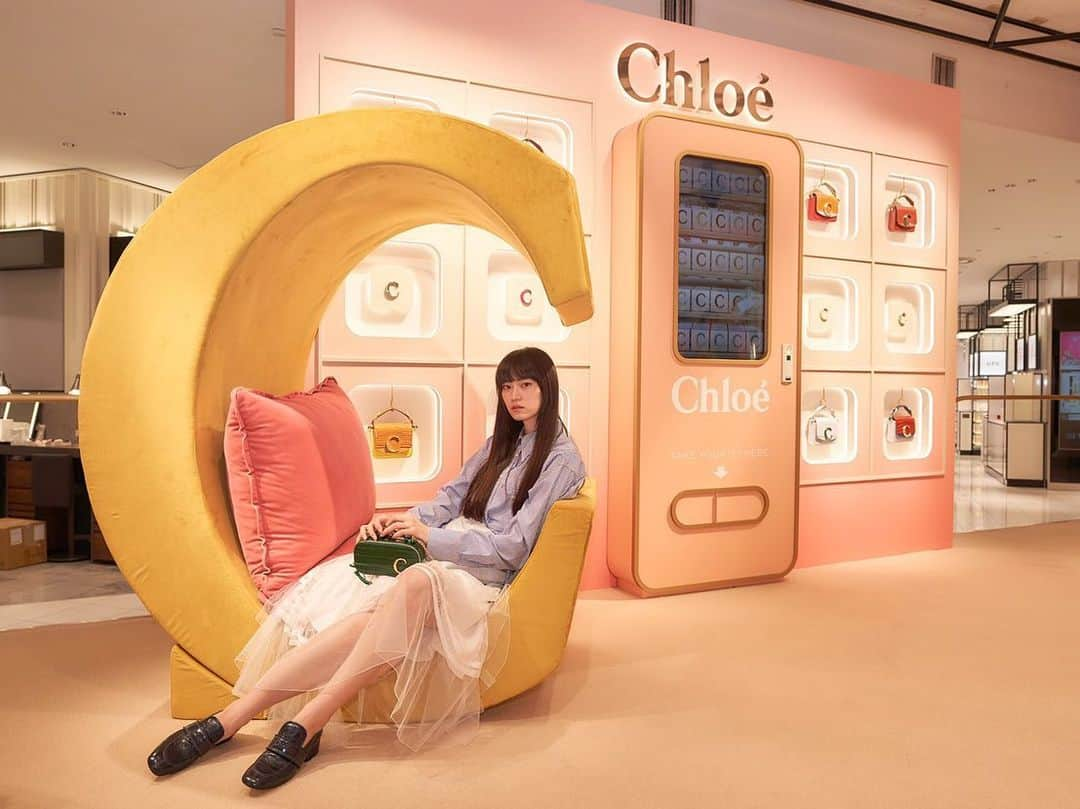 江原美希のインスタグラム：「12月11日から12月17日まで新宿伊勢丹でやっているChloeのポップアップストアに行ってきました🌹  Chloe Cがなんとカスタマイズができて自分だけのオリジナルの組み合わせに出来ます🥺(2枚目参照)  3枚目の左側のモスグリーン×イエローのものはここの伊勢丹限定で右側のベージュ×ゴールドは日本限定らしい😳😳 VANITY BAGもめちゃめちゃ可愛かった😢❤️❤️ どれも目移りするレベルで可愛くてリアルに欲しかったです😂🥺 @chloe #chloe#chloegirls」