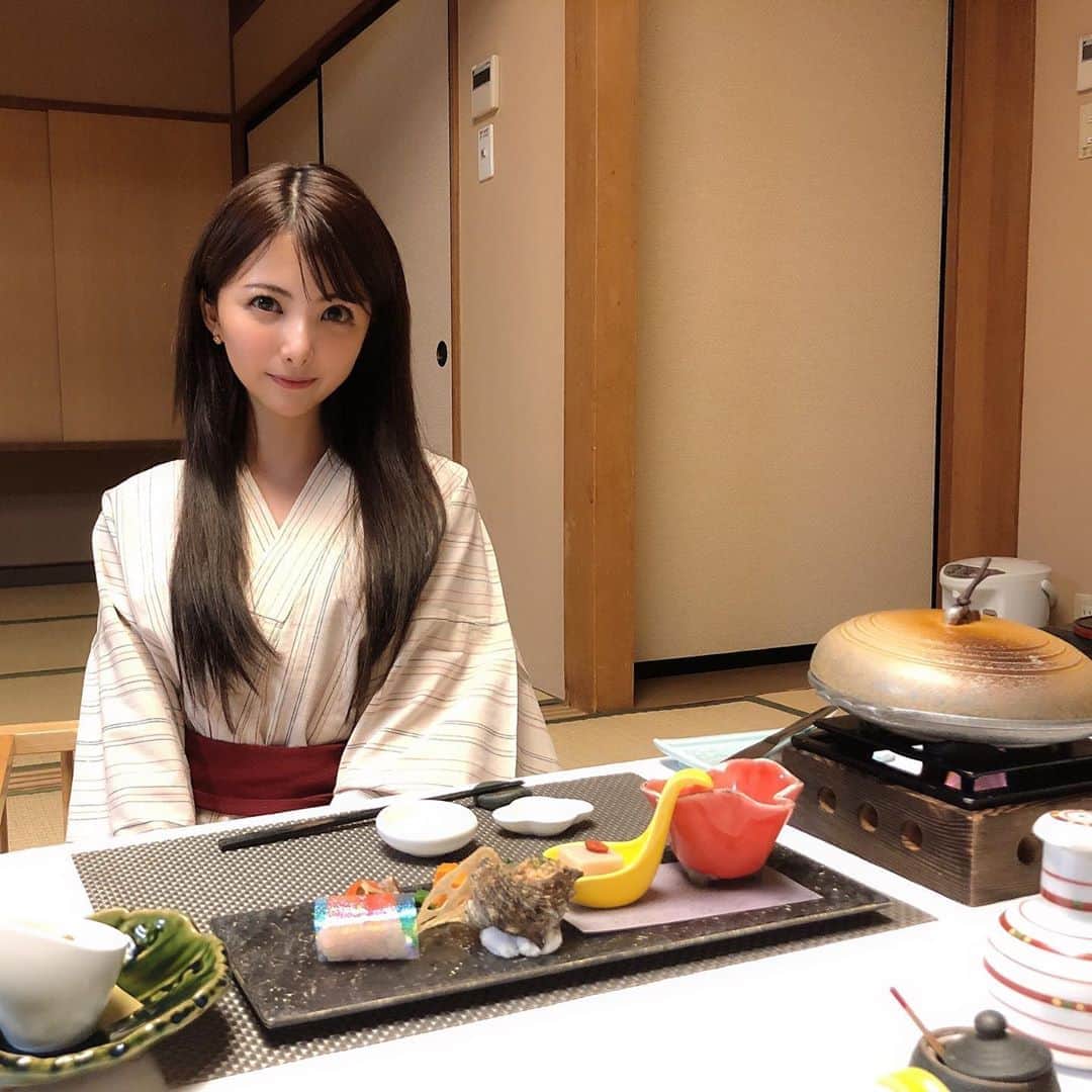 岡田栞奈のインスタグラム：「先日の温泉巡り旅行記♨️ まず1日目に泊まった 「食べるお宿 浜の湯」さん！  朝も夜も活け造りがたっぷり食べれる贅沢な食事付き💓 そして今回お目当ては伊勢海老ちゃん🦞 2人で3匹ペロリしちゃいました😋 海鮮を思う存分堪能💓  朝方の波風を感じながら お部屋で入る露天風呂も 最高でした(*´﹃｀*) #伊豆稲取 #食べるお宿浜の湯  #海鮮 #伊勢海老 #和室 #旅館 #癒される #温泉旅行 #露天風呂付き客室 #プロポーズ記念日」