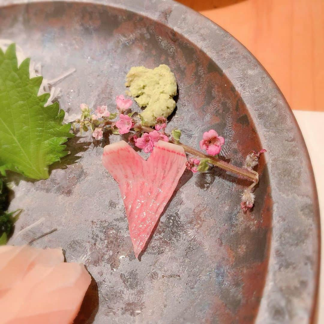 トリンドル玲奈さんのインスタグラム写真 - (トリンドル玲奈Instagram)「ふわぁ〜、幸せ。 🐟♡ 疲れが吹っ飛びます。﻿ ﻿ 前世は猫だったのかなと思うくらい魚が好き。﻿ 因みに、来世も猫になりたい。🐈 ﻿ ﻿ おいしいお魚食べれたからか、なんだかコメントが浮かれてる。笑 ﻿ おやすみなさい🌙」12月11日 21時54分 - toritori0123