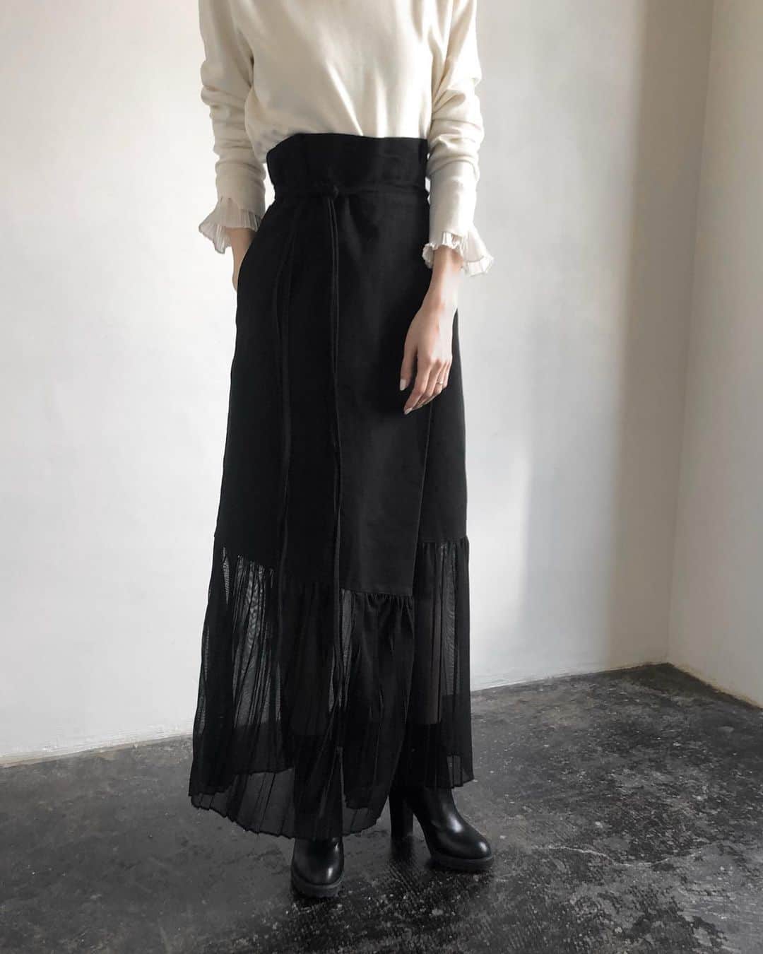 のインスタグラム：「new arrival  本日販売の新アイテム @amel_official__ 今月は淡いカラーのアイテムも多めに🦙  POP UP STOREで好評だった シースループリーツのスカートは amel別注でブラックを作って頂いて とてもお勧めで一番のお気に入り。 トップスも黒にして オールブラックで着ても素敵…♡ . #amel_official__ #selectitem #newarrival」