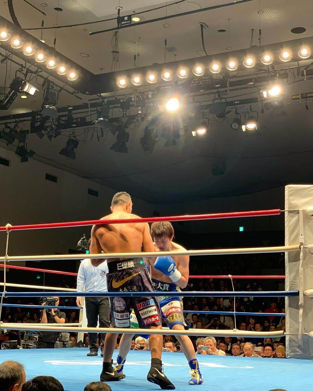 吉村優さんのインスタグラム写真 - (吉村優Instagram)「ボクシング🥊 * 梨那ちゃんが誘ってくれて 初後楽園ホール🙌 * きのうは 元ＷＢＡ＆ＩＢＦ 世界ライトフライ級統一王者で ＷＢＡベルトを７度防衛された #田口良一 選手の 引退式も行われました🤗 * 梨那ちゃんが お仕事でご一緒したとの事で “やりきりました。”セレモニーの 素敵な日に観戦できて こちらまで 感慨深い気持ちになりました😍 * ボクシングは 初めての生観戦でしたけど 迫力が凄い！！！！ メインゲームは OPBF東洋太平洋 スーパーフェザー級タイトルマッチ #三代大訓 vs #木村吉光  かなりの熱気で 目が離せないですね！！！🙈 壮絶な戦いでしたけど 見応えたっぷりで楽しかったっ🥊✨ * そして田口選手お疲れ様でした🙇‍♀️ * #boxing #ボクシング #引退式 #フェザー級 #タイトルマッチ #王者 #wba #ライトフライ級 #スポーツ #sports  #ラウンドガール」12月11日 21時57分 - yuyoshimura87