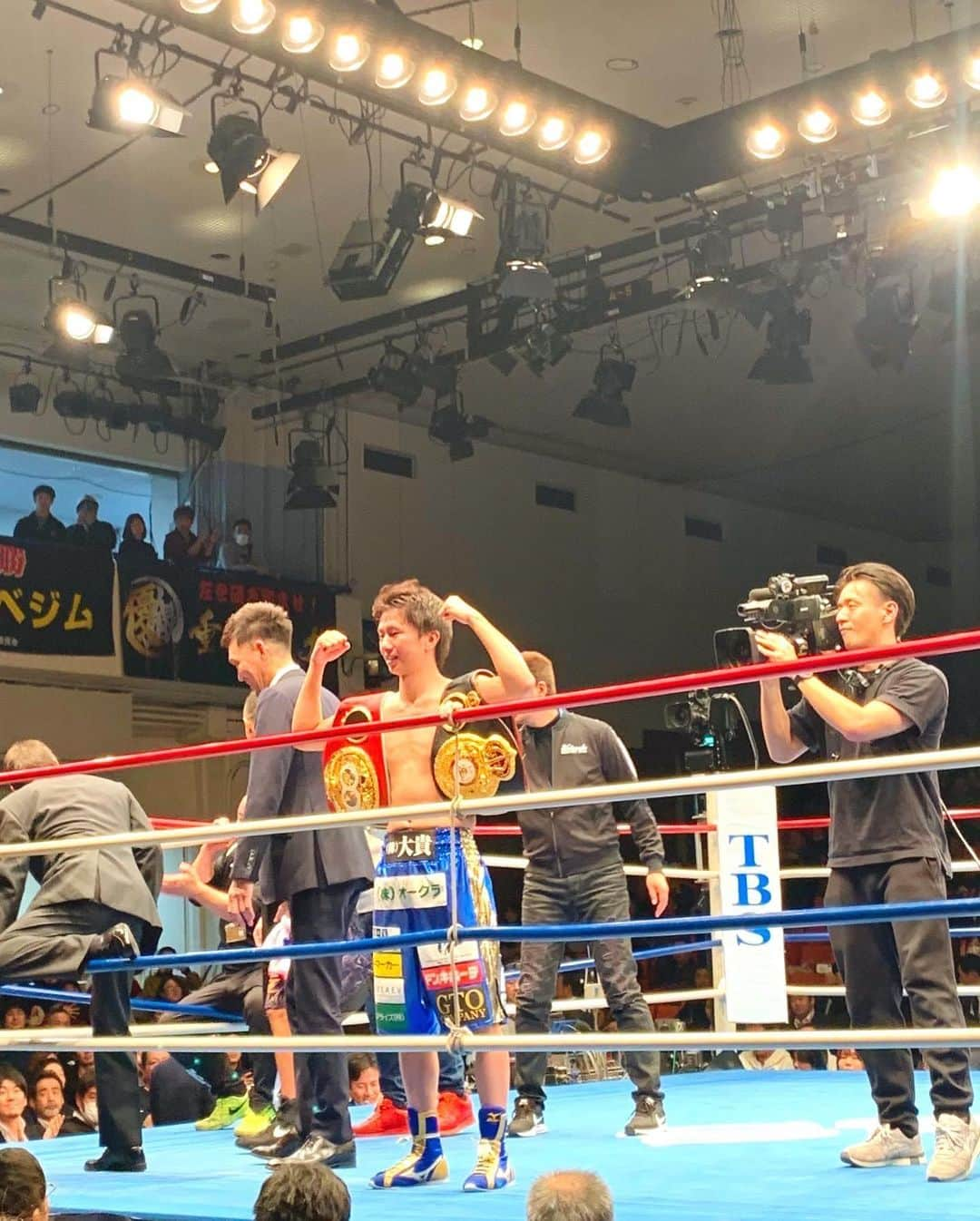 吉村優さんのインスタグラム写真 - (吉村優Instagram)「ボクシング🥊 * 梨那ちゃんが誘ってくれて 初後楽園ホール🙌 * きのうは 元ＷＢＡ＆ＩＢＦ 世界ライトフライ級統一王者で ＷＢＡベルトを７度防衛された #田口良一 選手の 引退式も行われました🤗 * 梨那ちゃんが お仕事でご一緒したとの事で “やりきりました。”セレモニーの 素敵な日に観戦できて こちらまで 感慨深い気持ちになりました😍 * ボクシングは 初めての生観戦でしたけど 迫力が凄い！！！！ メインゲームは OPBF東洋太平洋 スーパーフェザー級タイトルマッチ #三代大訓 vs #木村吉光  かなりの熱気で 目が離せないですね！！！🙈 壮絶な戦いでしたけど 見応えたっぷりで楽しかったっ🥊✨ * そして田口選手お疲れ様でした🙇‍♀️ * #boxing #ボクシング #引退式 #フェザー級 #タイトルマッチ #王者 #wba #ライトフライ級 #スポーツ #sports  #ラウンドガール」12月11日 21時57分 - yuyoshimura87