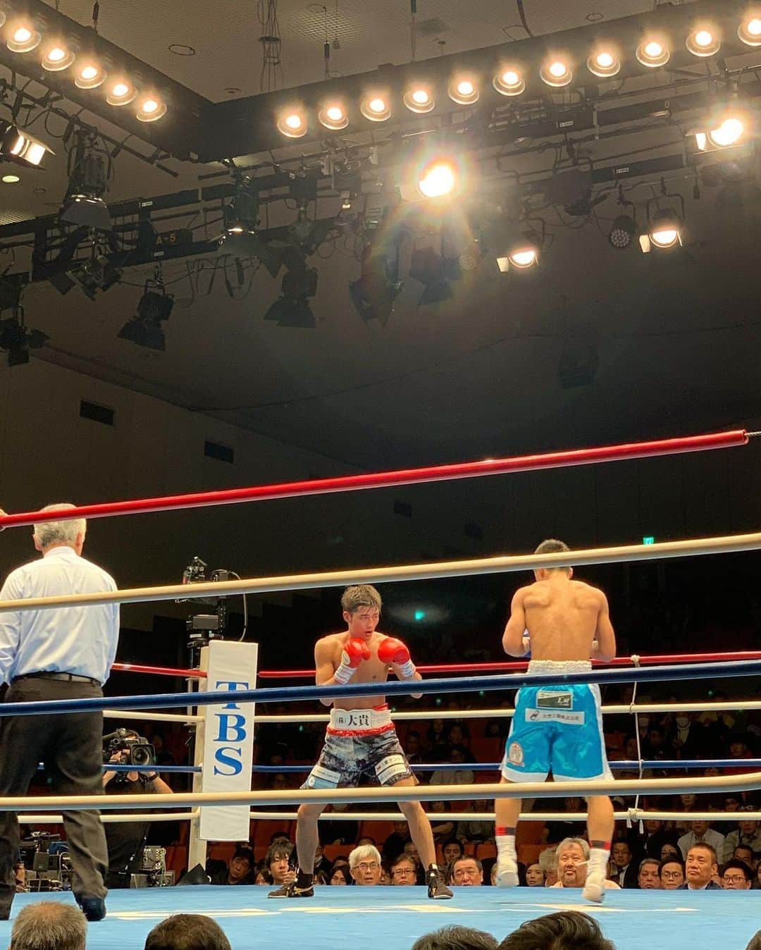 吉村優さんのインスタグラム写真 - (吉村優Instagram)「ボクシング🥊 * 梨那ちゃんが誘ってくれて 初後楽園ホール🙌 * きのうは 元ＷＢＡ＆ＩＢＦ 世界ライトフライ級統一王者で ＷＢＡベルトを７度防衛された #田口良一 選手の 引退式も行われました🤗 * 梨那ちゃんが お仕事でご一緒したとの事で “やりきりました。”セレモニーの 素敵な日に観戦できて こちらまで 感慨深い気持ちになりました😍 * ボクシングは 初めての生観戦でしたけど 迫力が凄い！！！！ メインゲームは OPBF東洋太平洋 スーパーフェザー級タイトルマッチ #三代大訓 vs #木村吉光  かなりの熱気で 目が離せないですね！！！🙈 壮絶な戦いでしたけど 見応えたっぷりで楽しかったっ🥊✨ * そして田口選手お疲れ様でした🙇‍♀️ * #boxing #ボクシング #引退式 #フェザー級 #タイトルマッチ #王者 #wba #ライトフライ級 #スポーツ #sports  #ラウンドガール」12月11日 21時57分 - yuyoshimura87