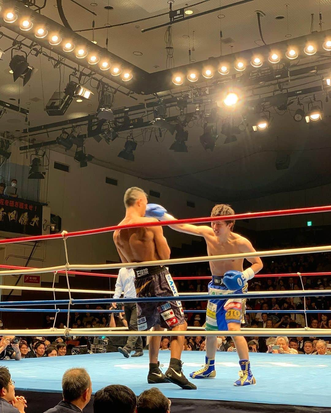 吉村優さんのインスタグラム写真 - (吉村優Instagram)「ボクシング🥊 * 梨那ちゃんが誘ってくれて 初後楽園ホール🙌 * きのうは 元ＷＢＡ＆ＩＢＦ 世界ライトフライ級統一王者で ＷＢＡベルトを７度防衛された #田口良一 選手の 引退式も行われました🤗 * 梨那ちゃんが お仕事でご一緒したとの事で “やりきりました。”セレモニーの 素敵な日に観戦できて こちらまで 感慨深い気持ちになりました😍 * ボクシングは 初めての生観戦でしたけど 迫力が凄い！！！！ メインゲームは OPBF東洋太平洋 スーパーフェザー級タイトルマッチ #三代大訓 vs #木村吉光  かなりの熱気で 目が離せないですね！！！🙈 壮絶な戦いでしたけど 見応えたっぷりで楽しかったっ🥊✨ * そして田口選手お疲れ様でした🙇‍♀️ * #boxing #ボクシング #引退式 #フェザー級 #タイトルマッチ #王者 #wba #ライトフライ級 #スポーツ #sports  #ラウンドガール」12月11日 21時57分 - yuyoshimura87