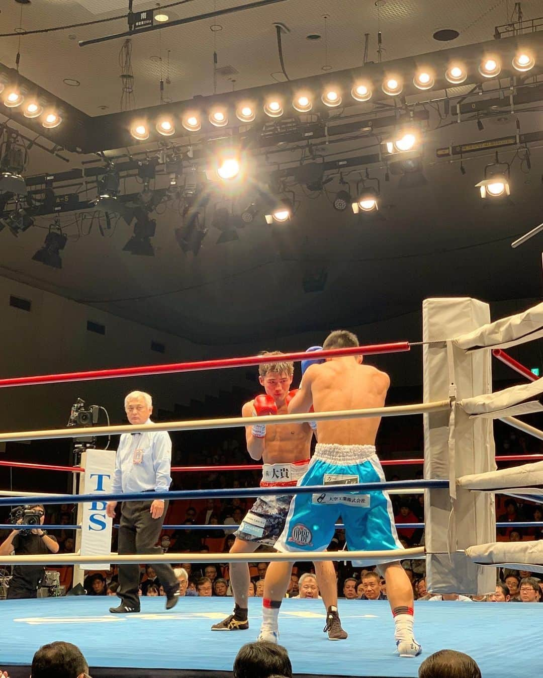 吉村優さんのインスタグラム写真 - (吉村優Instagram)「ボクシング🥊 * 梨那ちゃんが誘ってくれて 初後楽園ホール🙌 * きのうは 元ＷＢＡ＆ＩＢＦ 世界ライトフライ級統一王者で ＷＢＡベルトを７度防衛された #田口良一 選手の 引退式も行われました🤗 * 梨那ちゃんが お仕事でご一緒したとの事で “やりきりました。”セレモニーの 素敵な日に観戦できて こちらまで 感慨深い気持ちになりました😍 * ボクシングは 初めての生観戦でしたけど 迫力が凄い！！！！ メインゲームは OPBF東洋太平洋 スーパーフェザー級タイトルマッチ #三代大訓 vs #木村吉光  かなりの熱気で 目が離せないですね！！！🙈 壮絶な戦いでしたけど 見応えたっぷりで楽しかったっ🥊✨ * そして田口選手お疲れ様でした🙇‍♀️ * #boxing #ボクシング #引退式 #フェザー級 #タイトルマッチ #王者 #wba #ライトフライ級 #スポーツ #sports  #ラウンドガール」12月11日 21時57分 - yuyoshimura87