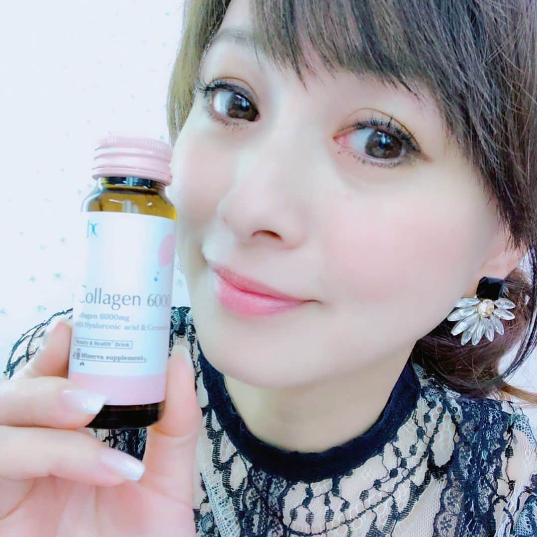 渡辺美奈代さんのインスタグラム写真 - (渡辺美奈代Instagram)「最近はまっているコラーゲンドリンク♪ 寝る前に1本これが習慣！ 年齢を重ねると～ ちょっとしたケアは必要になってきますね😊 味はパイン風味でとっても飲みやすいです♪  #美容 #美肌 #京キレイ #京都薬品ヘルスケア　 #コラーゲン6000 #PR」12月11日 21時59分 - watanabe_minayo