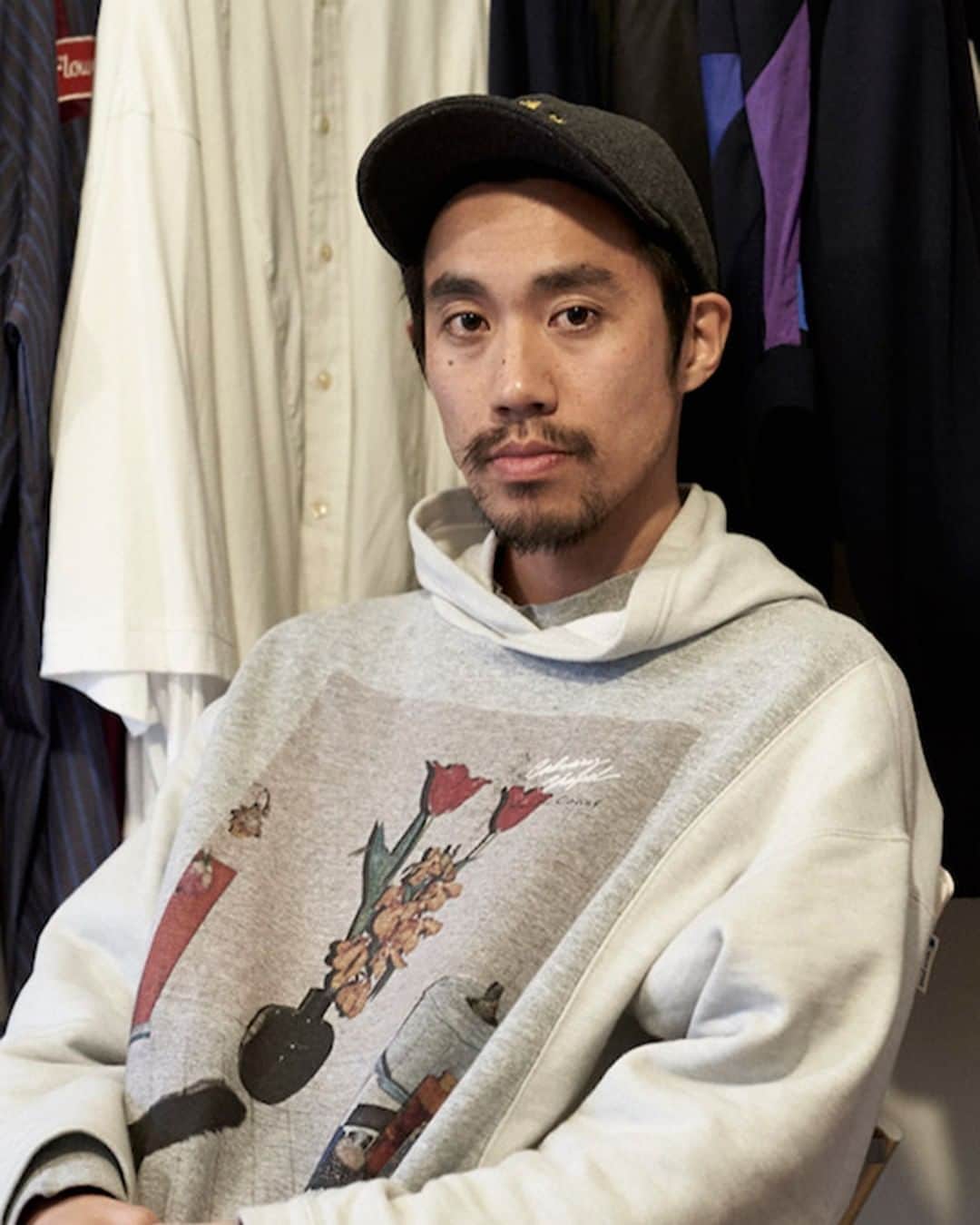 のインスタグラム：「河村慶太が手がけるリメイク  リメイクブランド「YEAH RIGHT!!」デザイナーの河村慶太さんが「クールトーク。」で登場。全く別物であるいくつもの洋服を掛け合わせ、新たな意味を持つ洋服へと成立させてきた。今までに手がけたリメイクの数は数万着にも及ぶという河村さんが大事にしていること。  詳しくはKODEにて公開中→プロフィールよりチェック！  #KODE#コード#style#スタイル#クールトーク#河村慶太#yeahrightii#リメイク#古着#commonsleeve」