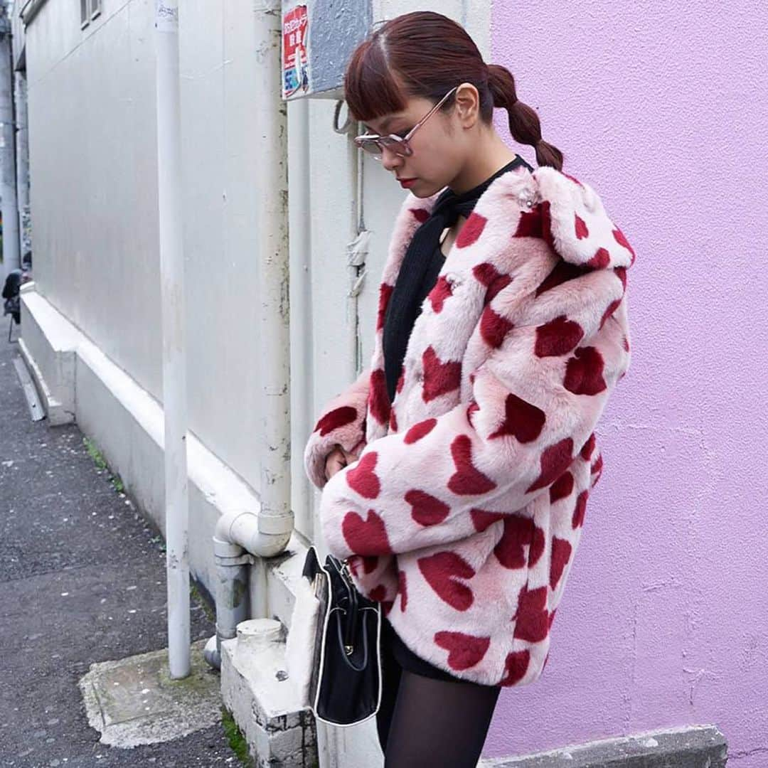 知念美加子さんのインスタグラム写真 - (知念美加子Instagram)「Coordinate 😋 ・ ・ 今年の主役コート❤️ 派手すぎるかなと迷ったけど、買って良かった🥰🥰 ・ ・ そして、このお気に入りTOPSは　@tsukasamkudo のデザイン❤️ 要チェックブランドです❣️ ・ ・ Coat @jakkeldn @jack_joat  Top @tsukasamkudo  Skirt @zara  Sunglasses @a.d.s.r._official  Belt @chanelofficial  Bag @adinamuse  Boots #忘れてもうた ・ ・ ・ #stylist #coordinate #fashion #tokyolife #ちねんすたいる　#オシャレは自由　#原宿」12月11日 22時06分 - chinenmikako